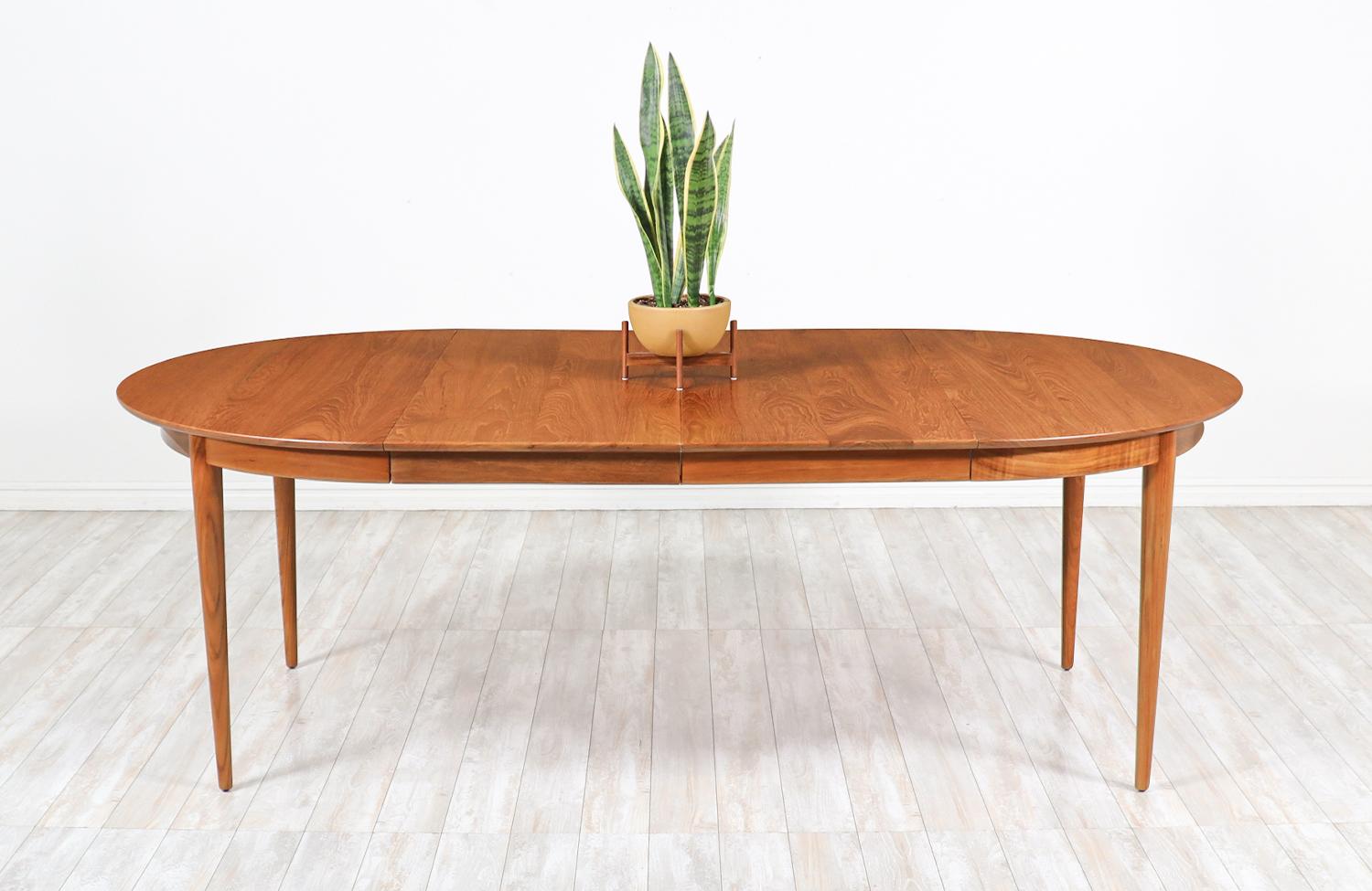 Mid-Century Modern Round Teak Expanding Dining Table In Excellent Condition In Los Angeles, CA