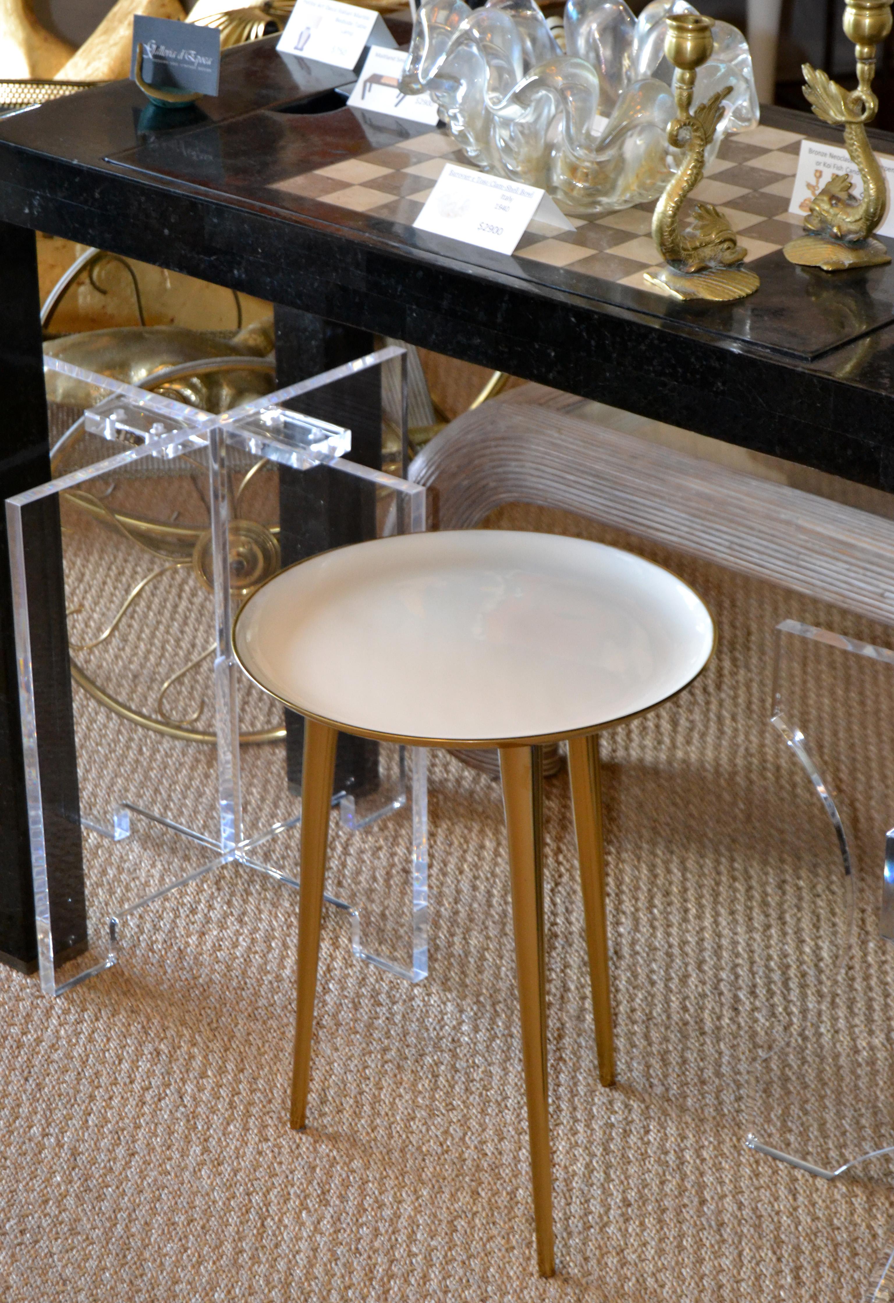 Stylish 1950s Italian side or end table on three legs in polished brass.
The enameled top features a sleek design.
 