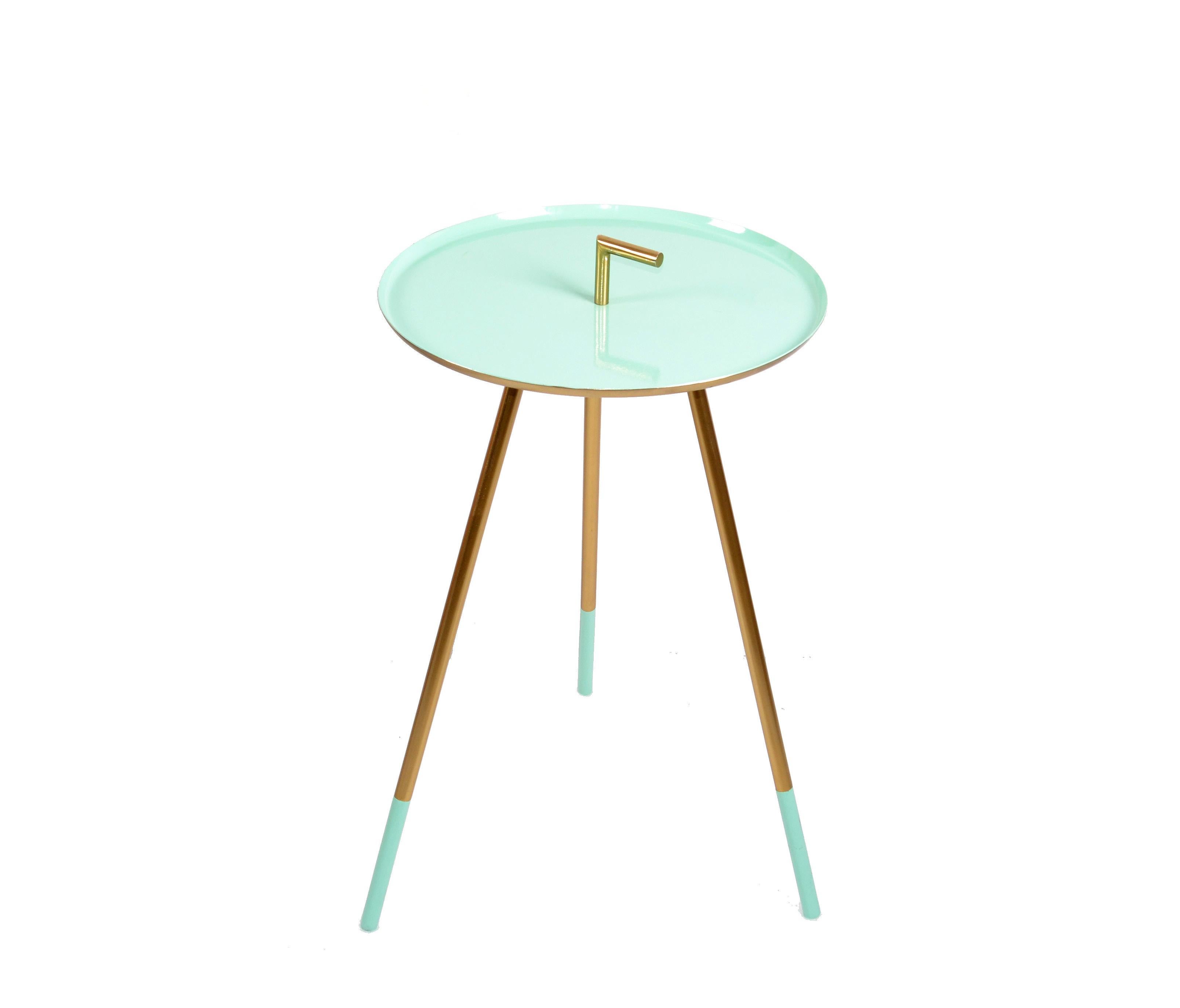 Stylish 1950s Italian side or end table on three legs in polished brass.
The top has a finish in turquoise enamel.
Timeless Mid-Century Modern Design for daily practical use.
  