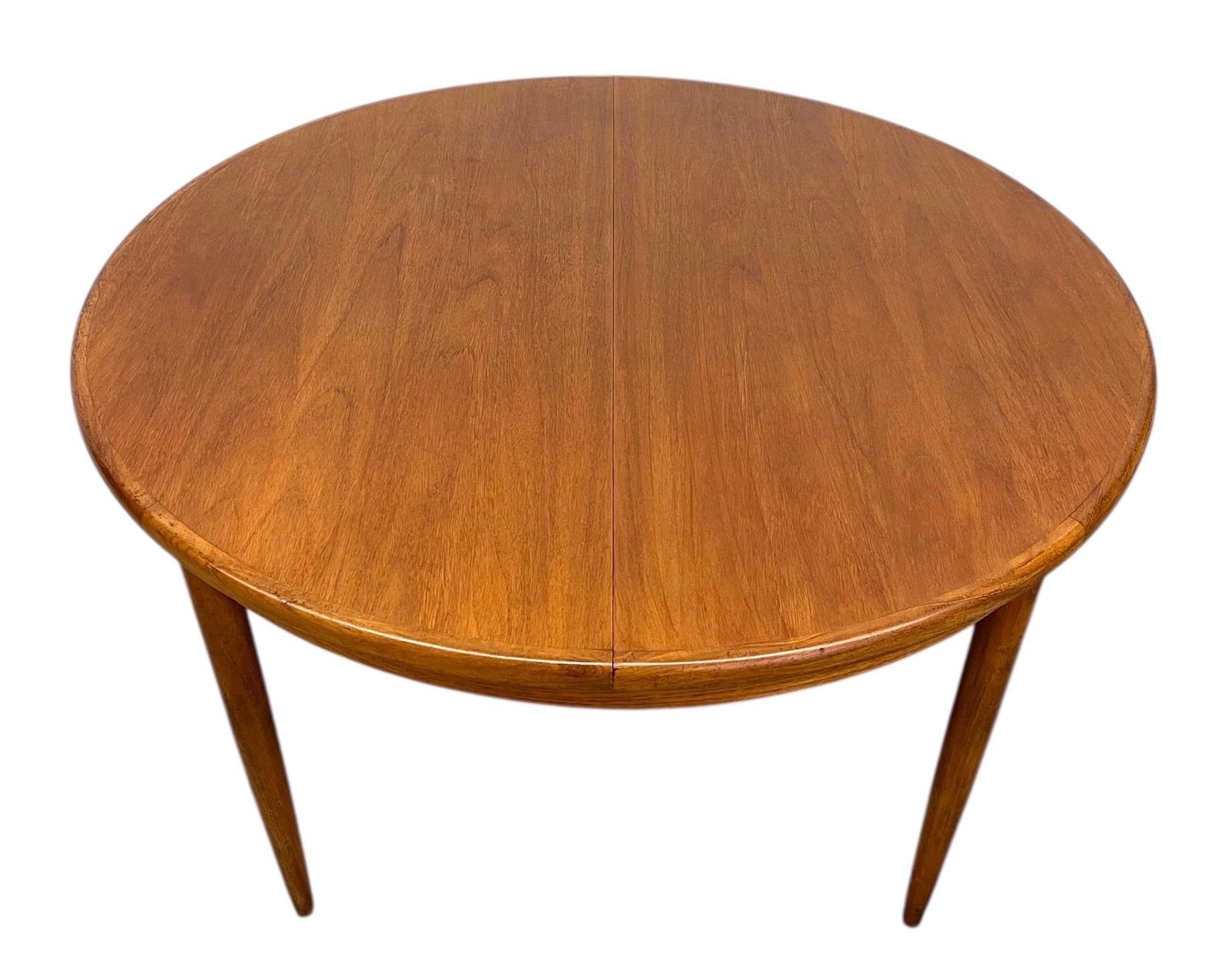 Mid Century Modern Round to Oval Extendable Dining Table instyle G-Plan Fresco In Good Condition For Sale In Seattle, WA
