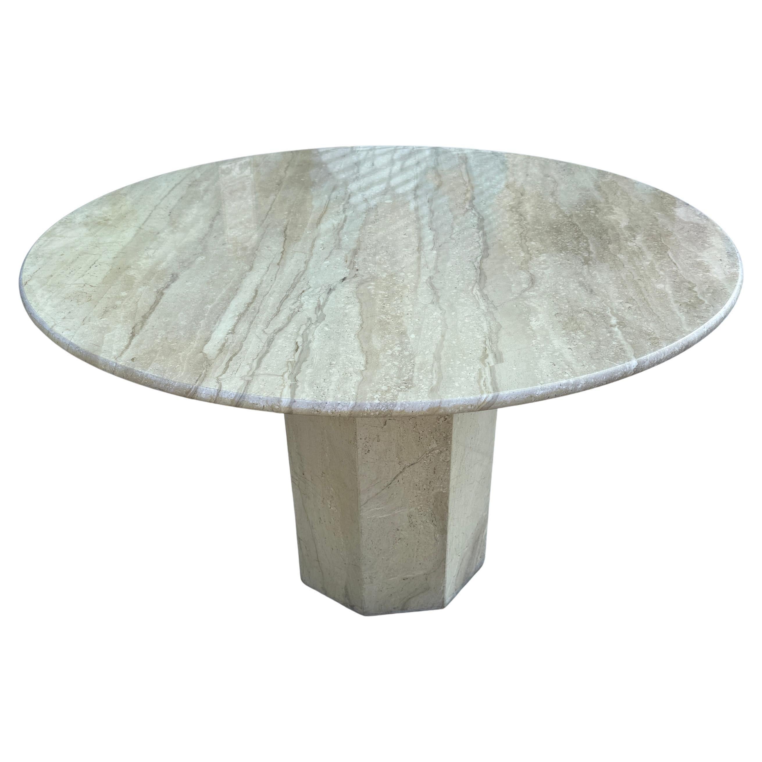 Mesa de comedor redonda de mármol travertino con base hexagonal, moderna de mediados de siglo Pulido en venta