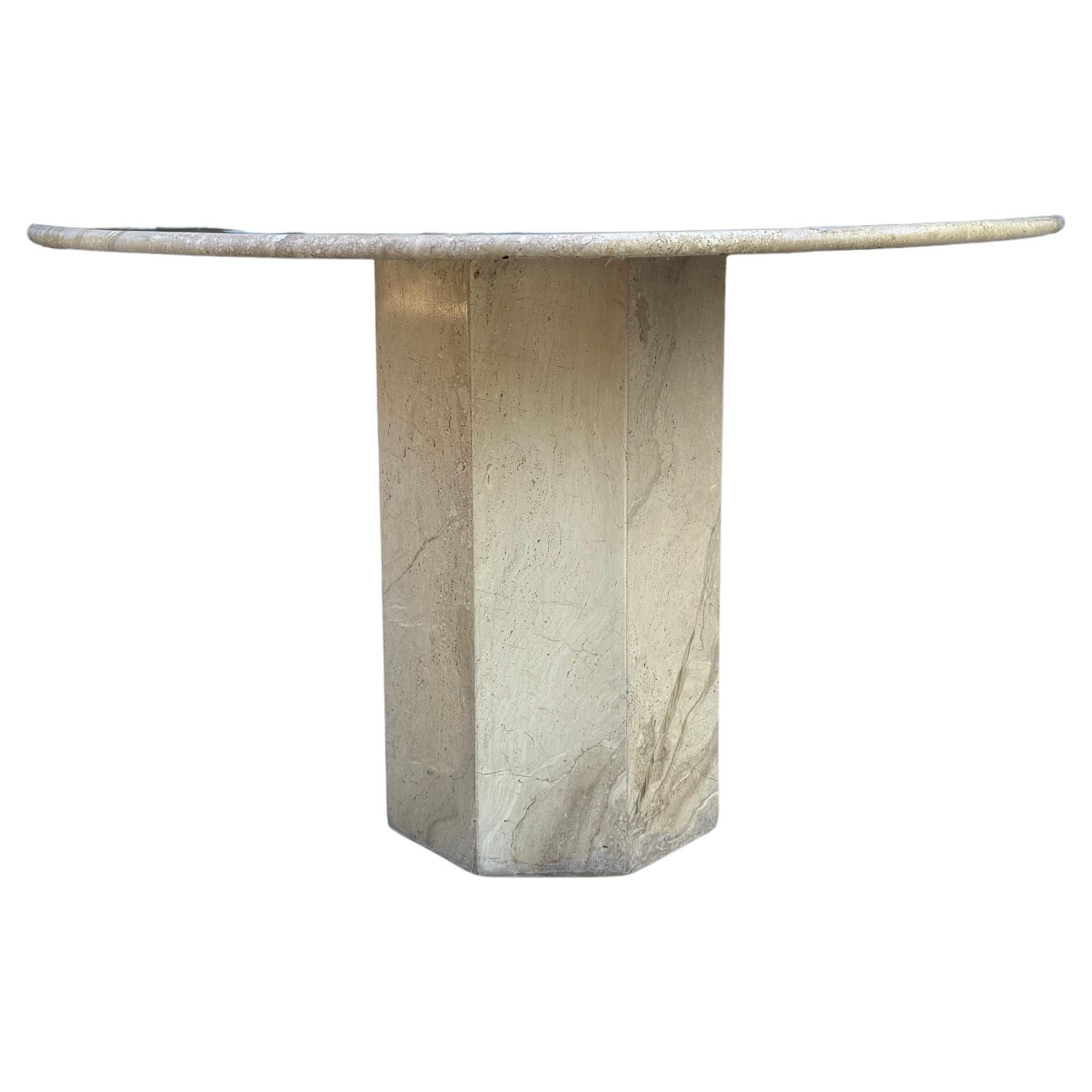 Mesa de comedor redonda de mármol travertino con base hexagonal, moderna de mediados de siglo en Bueno estado para la venta en Brooklyn, NY
