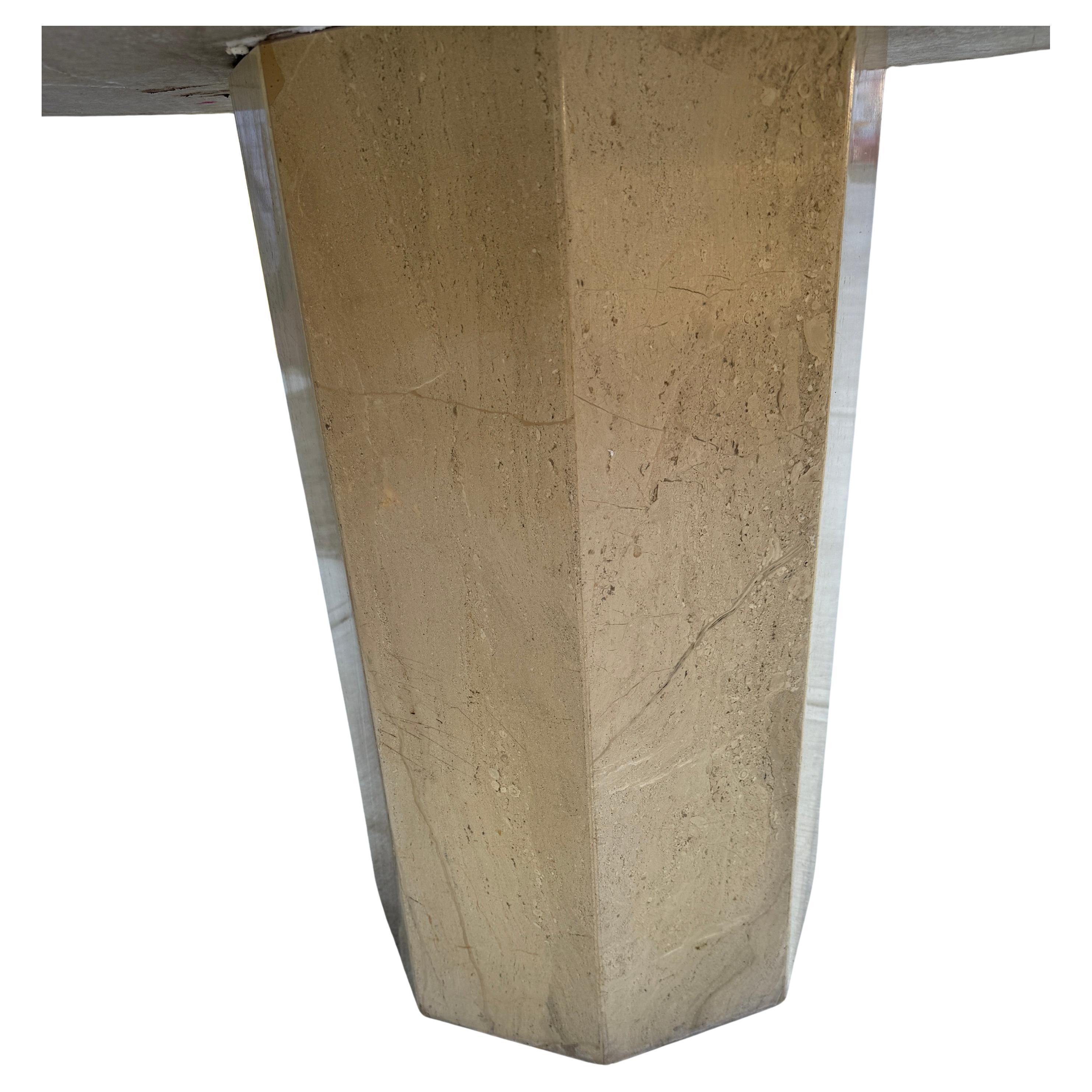 Mesa de comedor redonda de mármol travertino con base hexagonal, moderna de mediados de siglo finales del siglo XX en venta
