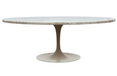 Mesa Cocktail Tulipán Redonda de Eero Saarinen en Travertino, Moderna de Mitad de Siglo