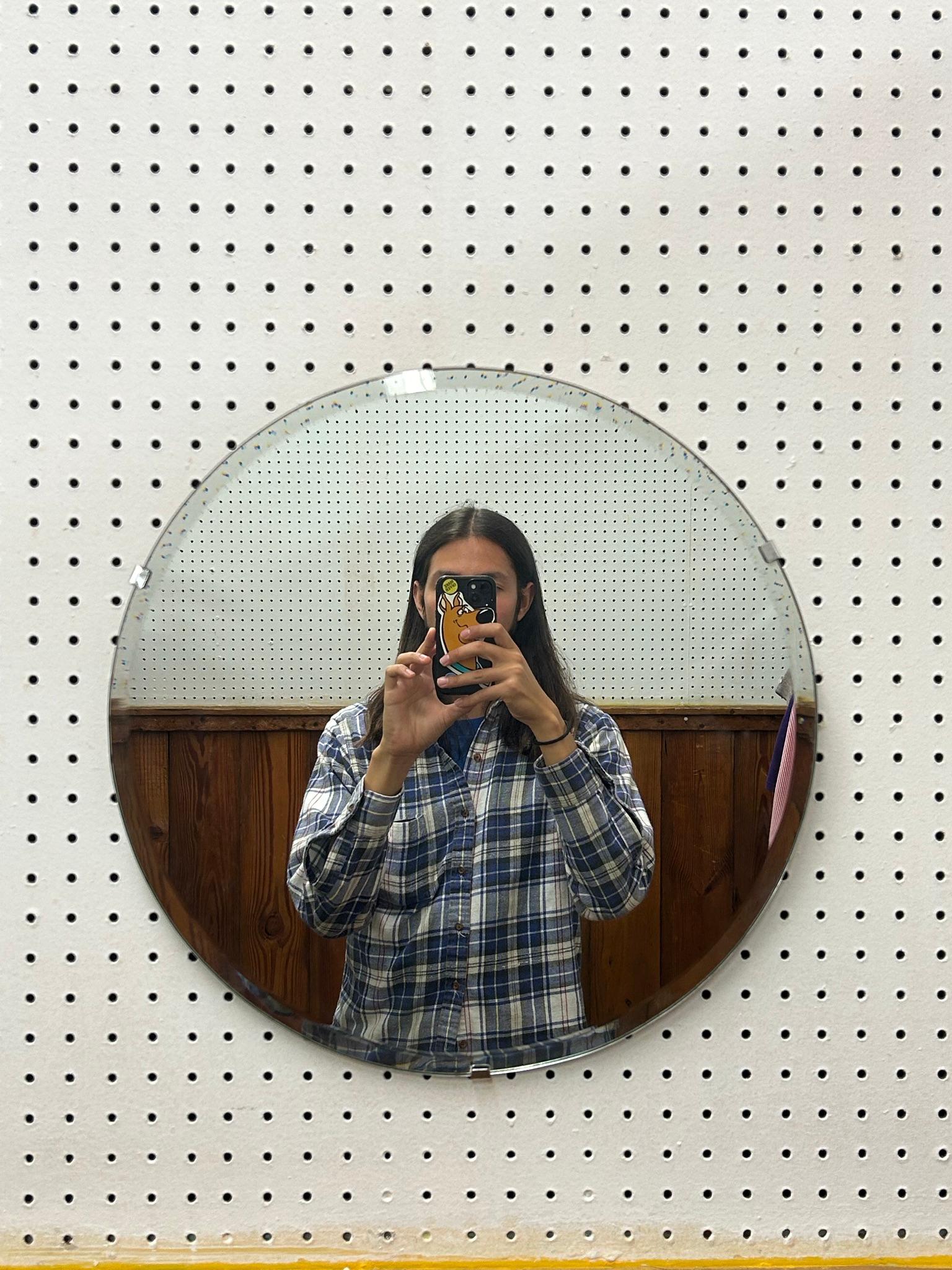 Este espejo de pared moderno de mediados de siglo tiene un cristal de espejo vintage con el borde biselado y un resistente alambre para montarlo.

Dimensiones: 18an 18d 18h

Notas sobre el estado: Excelente estado, sólo con un ligero desgaste