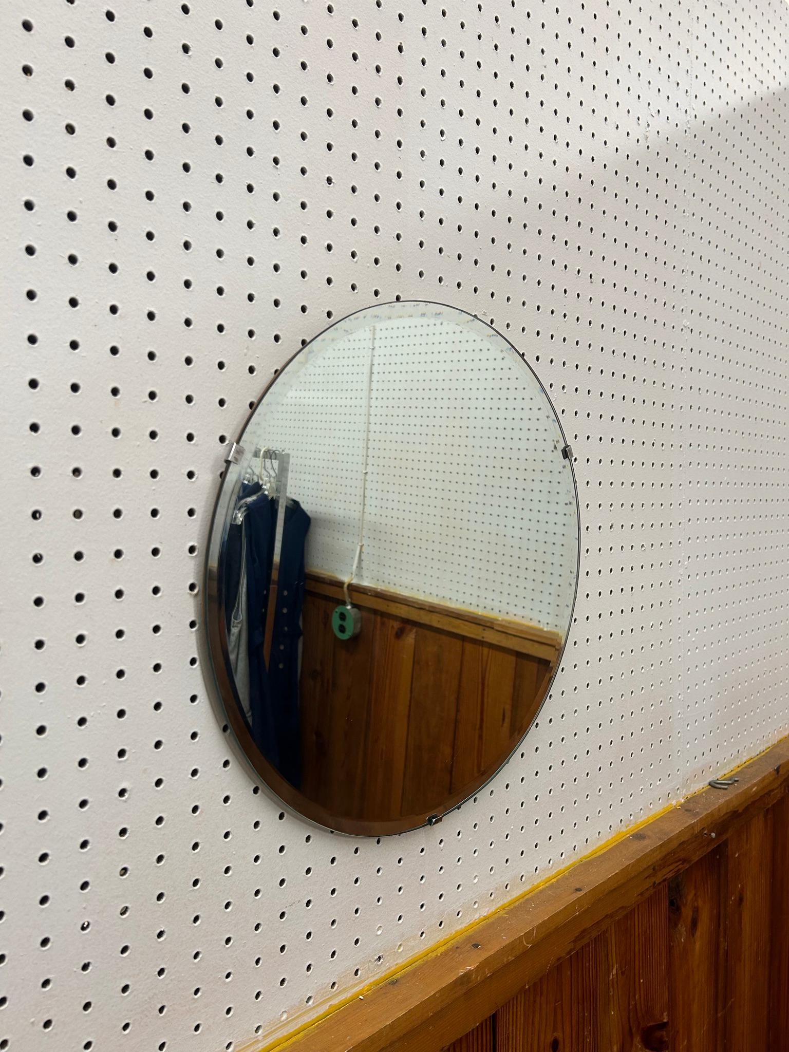 Espejo de pared redondo moderno de mediados de siglo con borde biselado en Excelente estado para la venta en Freehold, NJ
