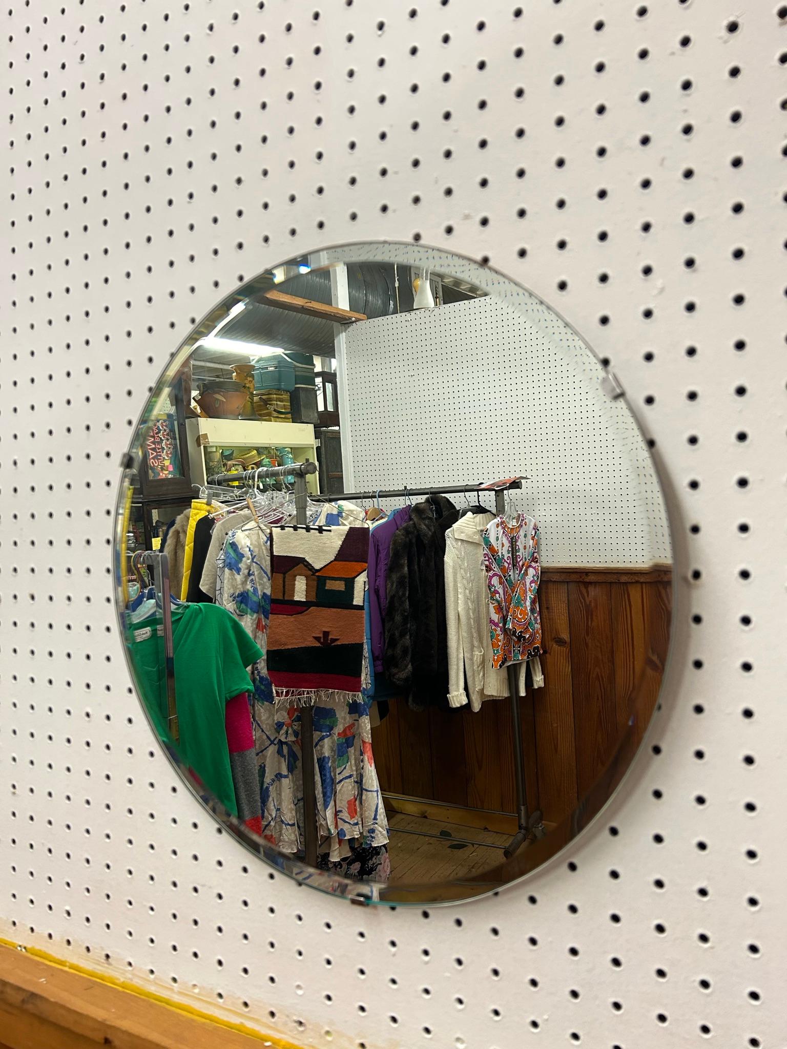Espejo de pared redondo moderno de mediados de siglo con borde biselado en venta 2