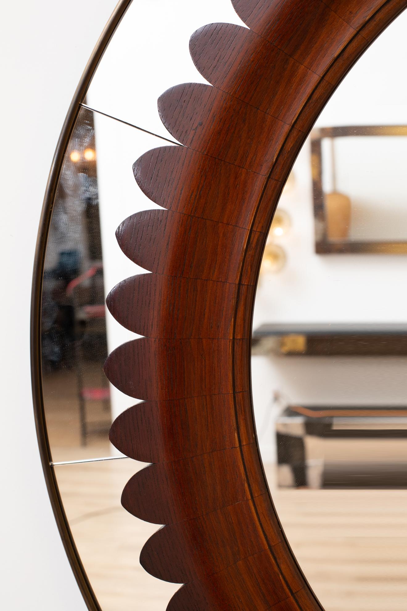 Specchio rotondo in legno di noce e ottone di Fratelli Marelli, stile metà secolo moderno in vendita 2