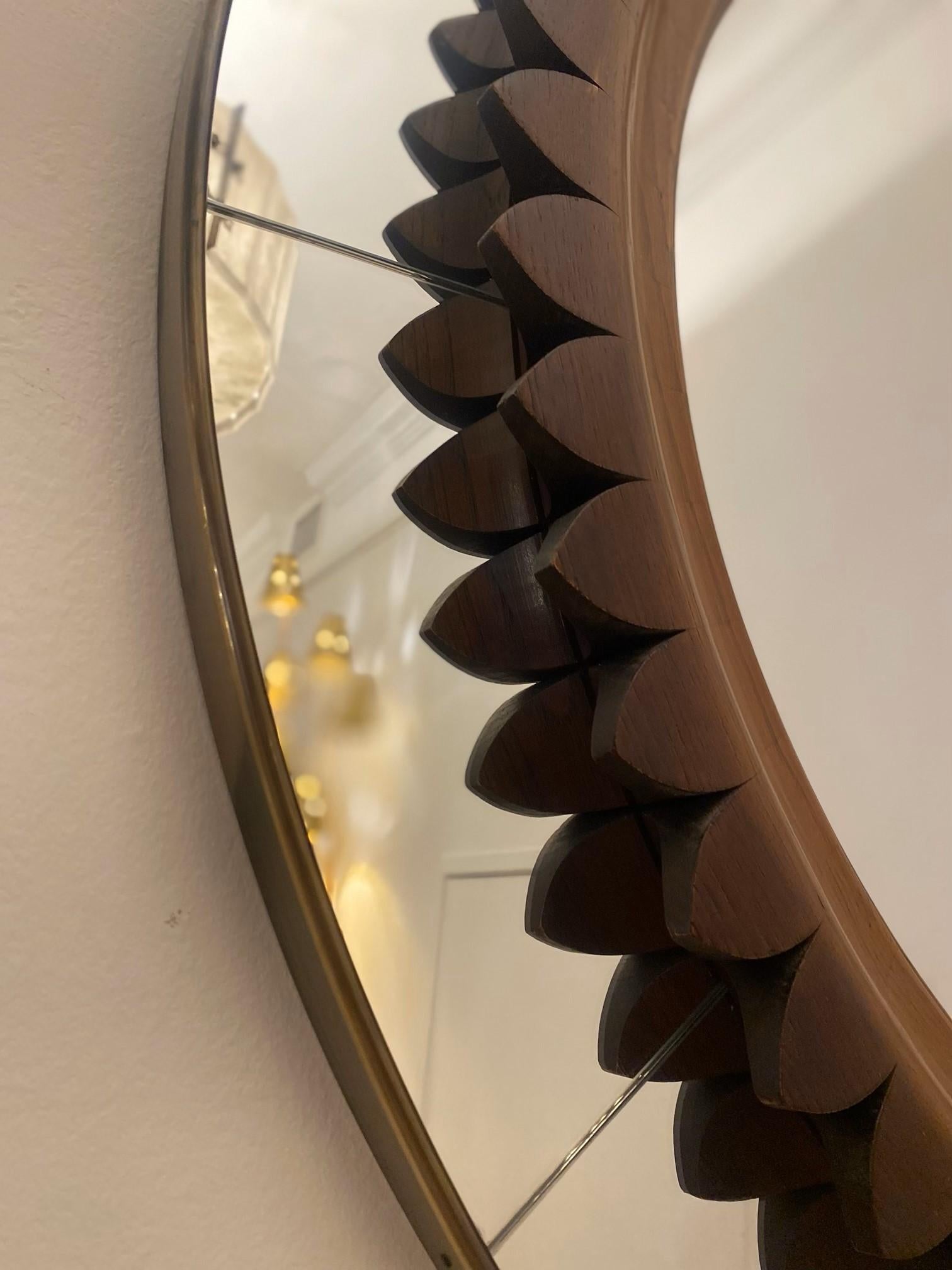 Mid-Century moderno Specchio rotondo in legno di noce e ottone di Fratelli Marelli, stile metà secolo moderno in vendita