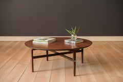 Table basse ronde en noyer de style « Mid-Century Modern » de Stanley Furniture Co.
