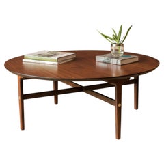 Table basse ronde en noyer de style « Mid-Century Modern » de Stanley Furniture Co.
