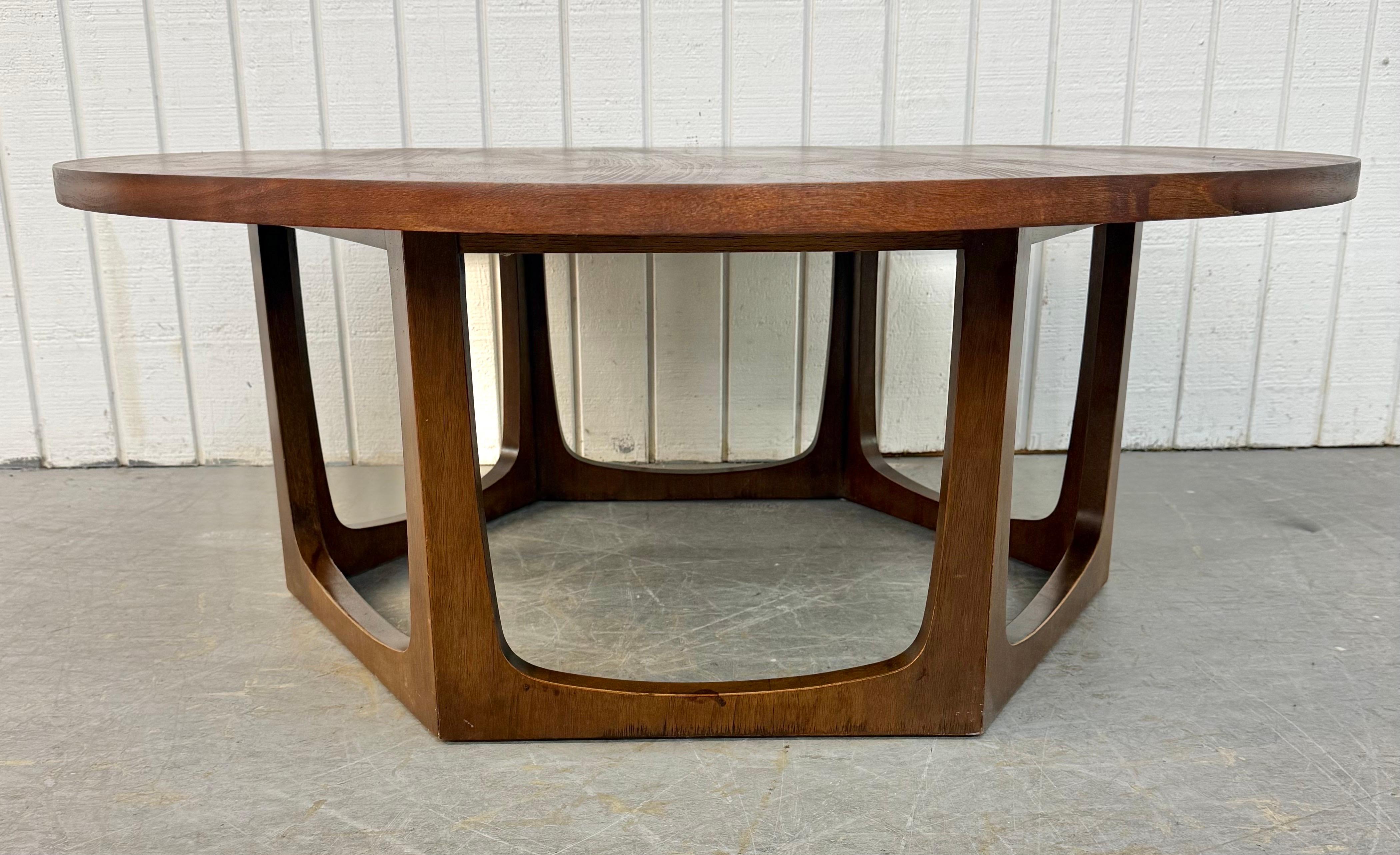 Mid-Century Modern Round Walnut Coffee Table In Good Condition For Sale In Clarksboro, NJ