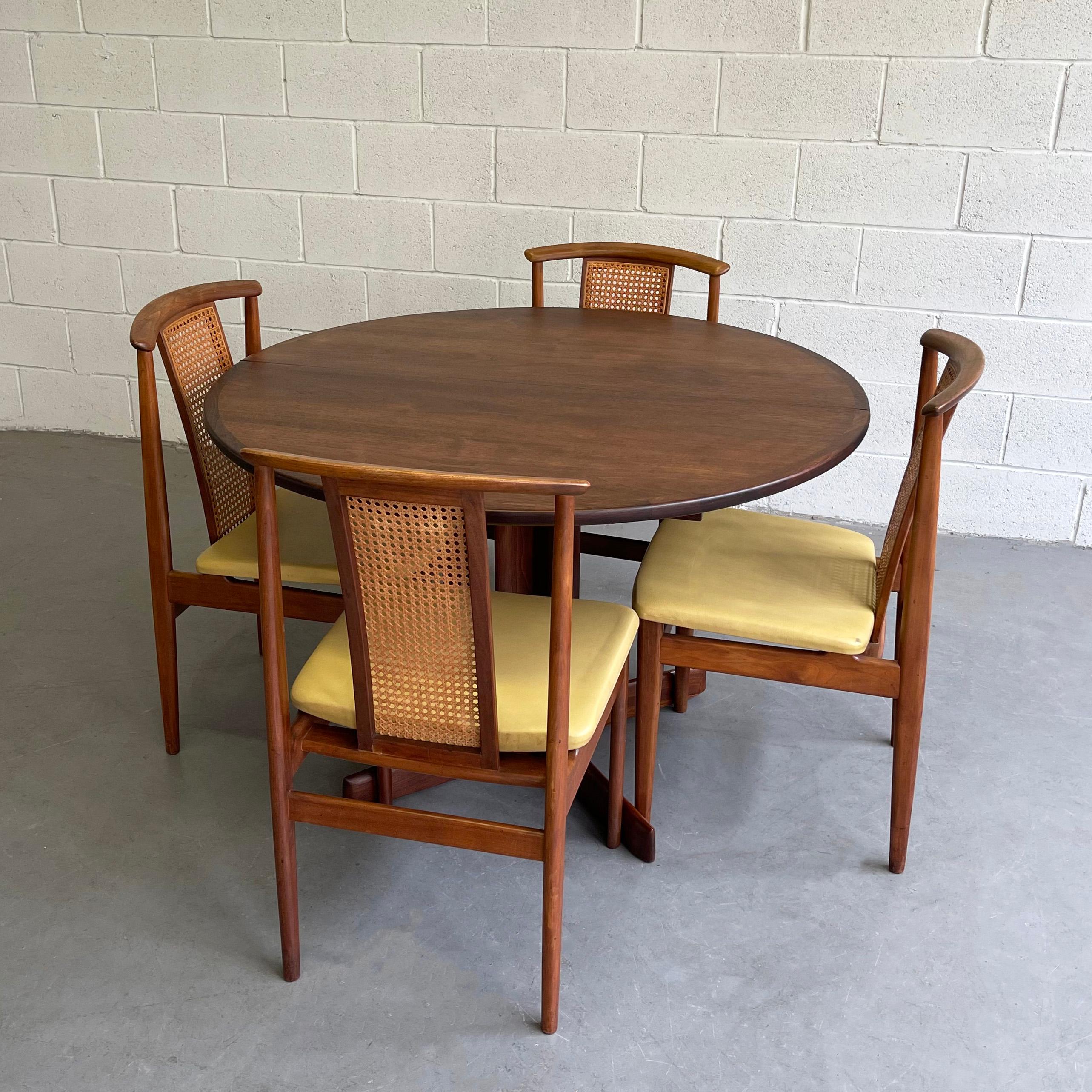 Mid-Century Modern Round Walnut Extension Dining Table In Good Condition In Brooklyn, NY