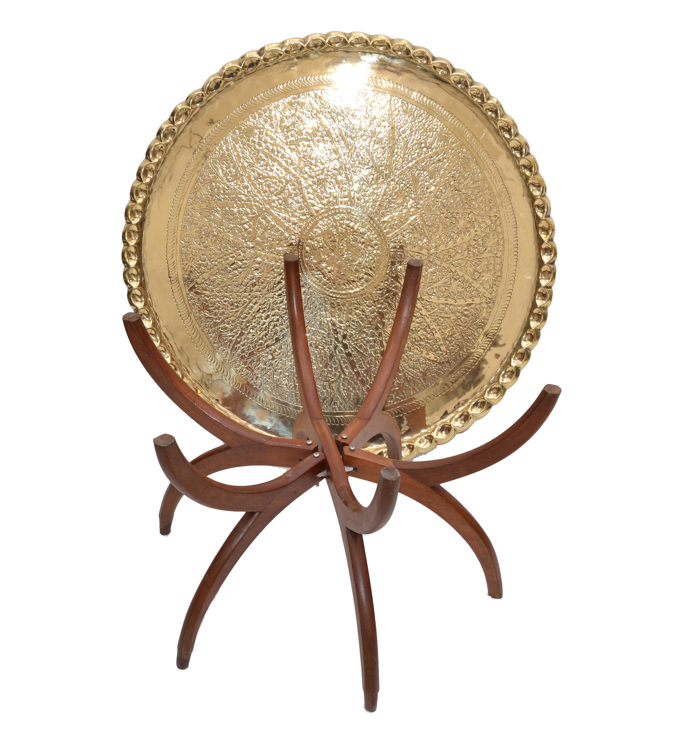 Mid-Century Modern Runder Couchtisch mit Spinnenbeinen aus Nussbaum und marokkanischem Tablett aus Bronze (Mitte des 20. Jahrhunderts) im Angebot