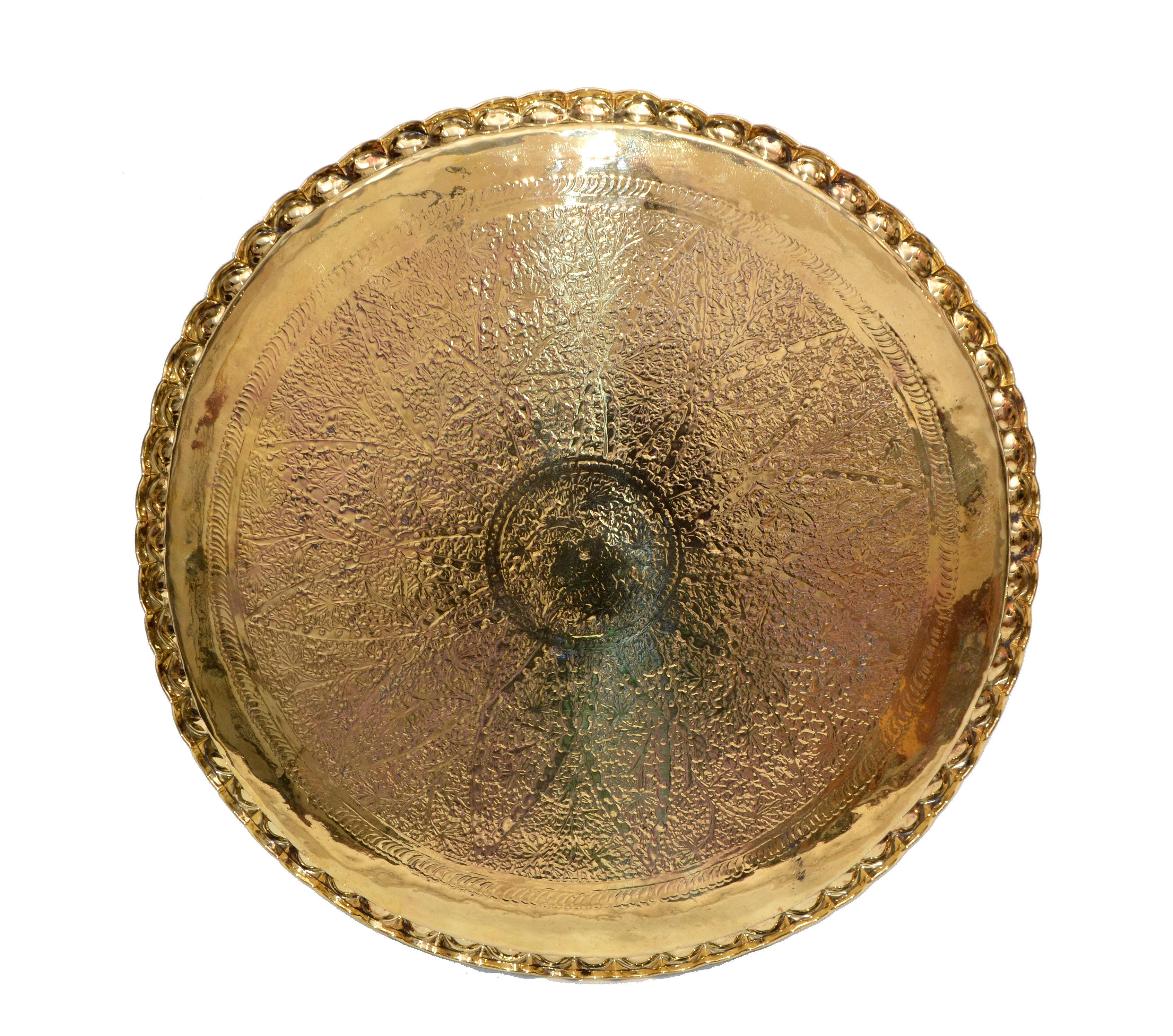 Mid-Century Modern Runder Couchtisch mit Spinnenbeinen aus Nussbaum und marokkanischem Tablett aus Bronze im Angebot 1