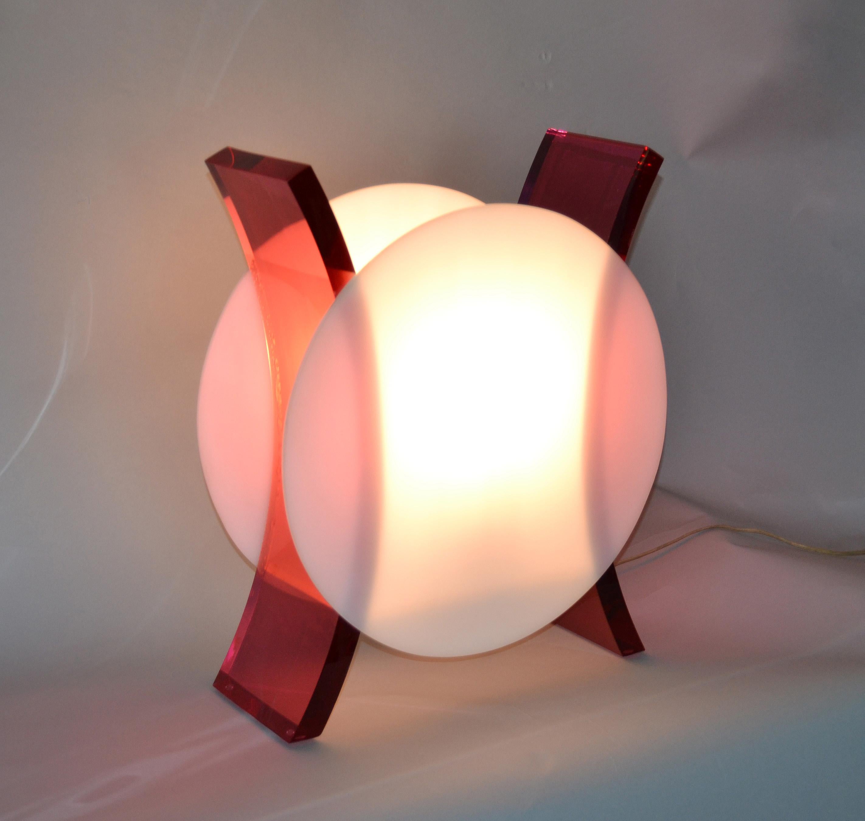 American Mid-Century Modern Round White and Pink Acrylic Sculptural Table Lamp For Sale