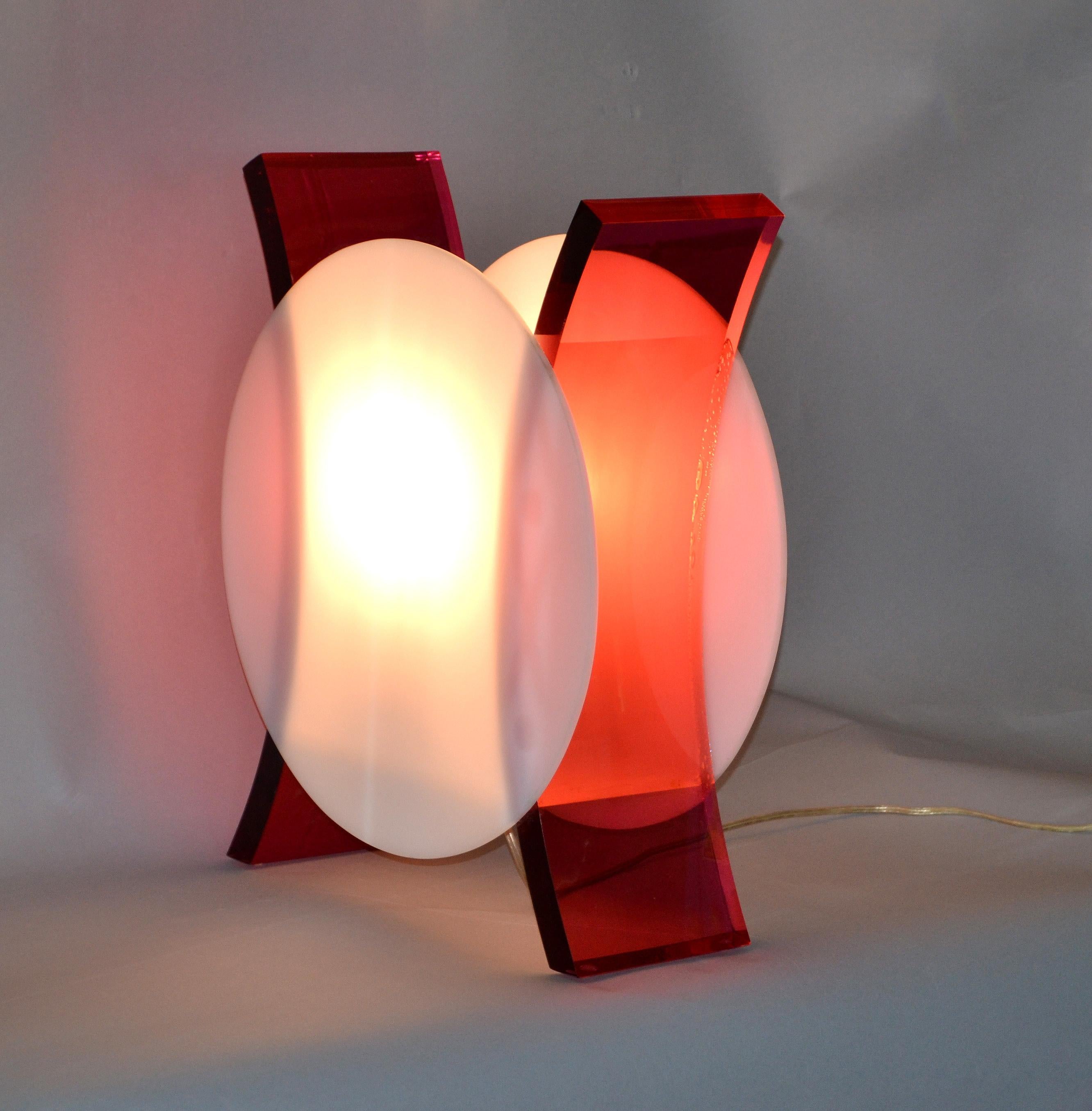 Hand-Crafted Mid-Century Modern Round White and Pink Acrylic Sculptural Table Lamp For Sale