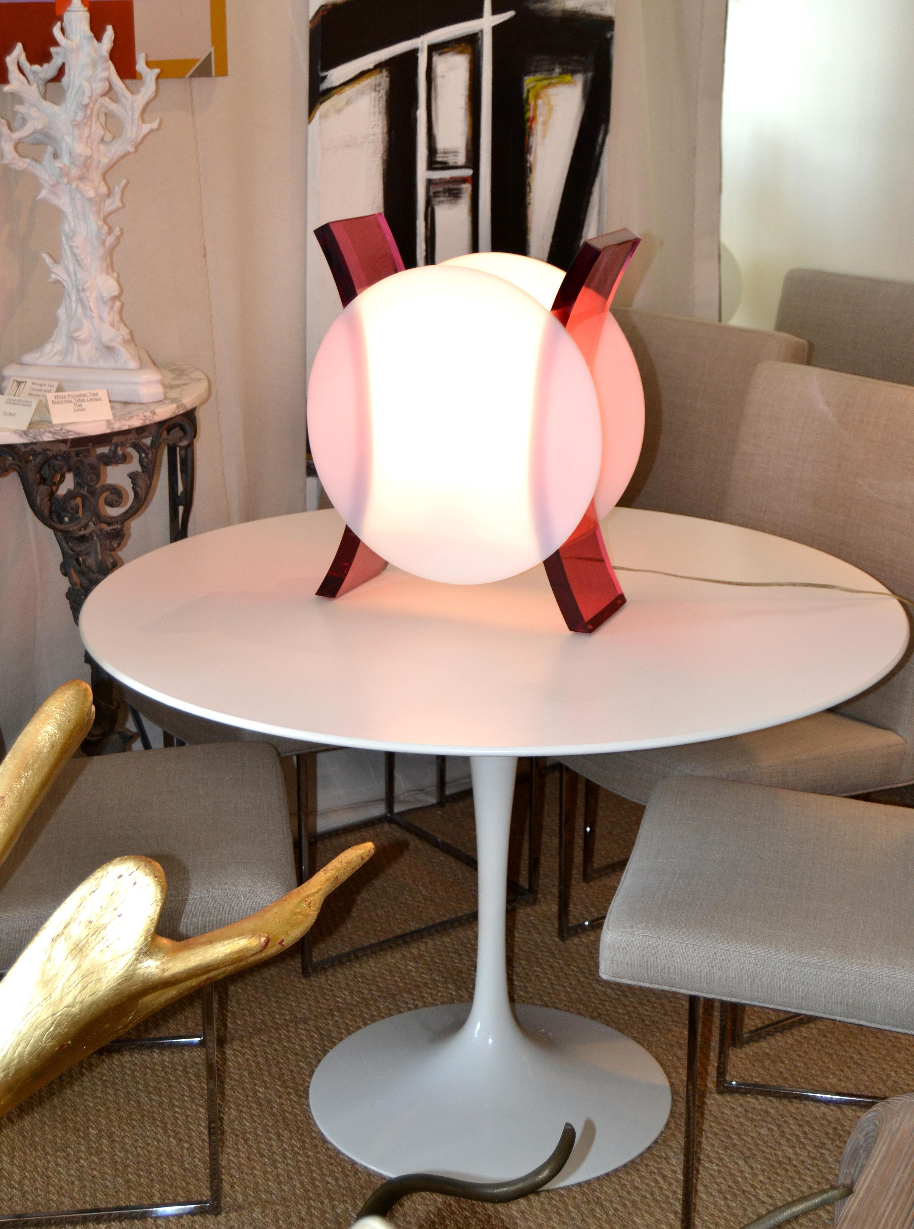 Mid-Century Modern Round White and Pink Acrylic Sculptural Table Lamp In Good Condition For Sale In Miami, FL