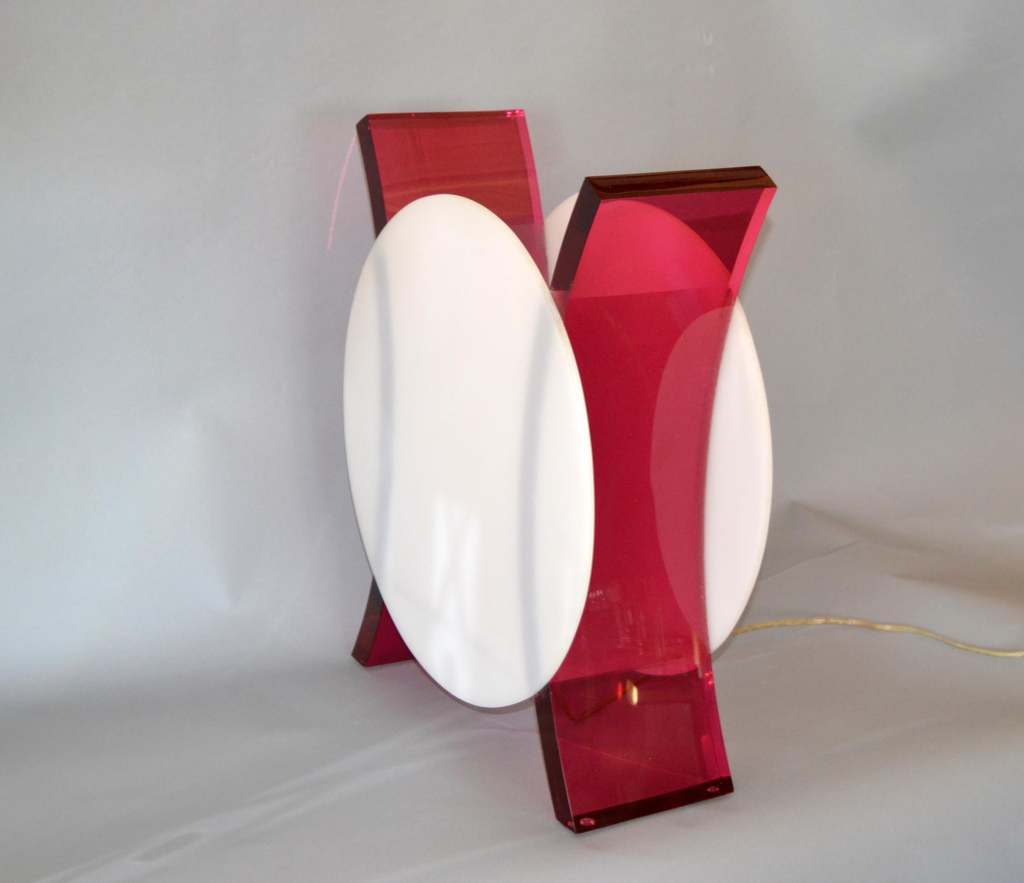 Lucite Mid-Century Modern Round White and Pink Acrylic Sculptural Table Lamp For Sale