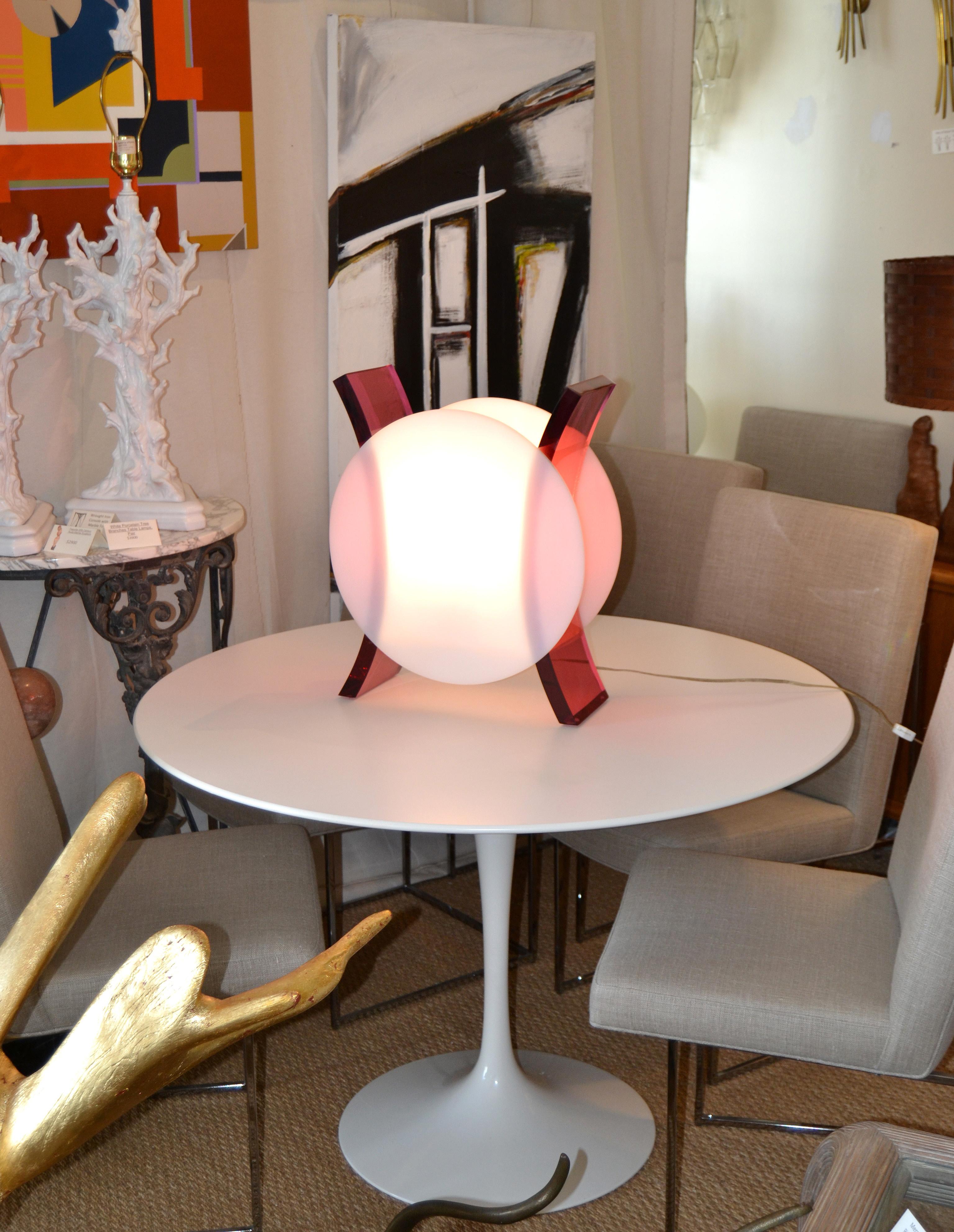 Mid-Century Modern Round White and Pink Acrylic Sculptural Table Lamp For Sale 1
