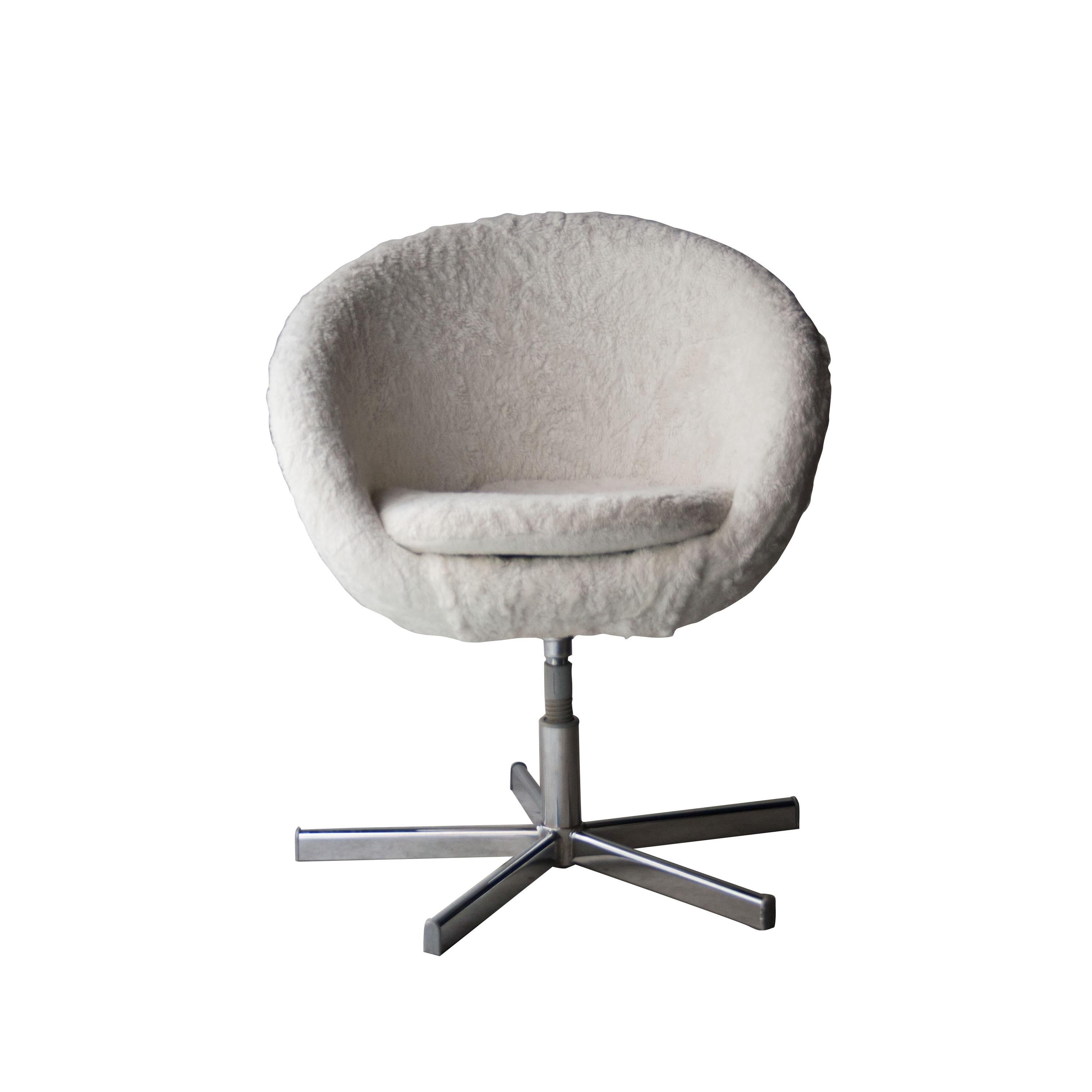 Mid-Century Modern Round White Faux Fur Italian Three Chairs Set, France, 1970 In Good Condition In Madrid, ES