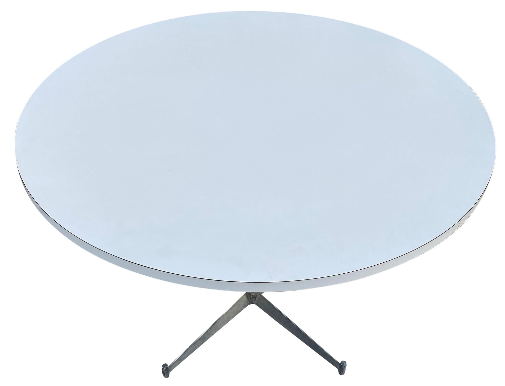 Ein runder, weißer Laminat-Esstisch aus der Mitte des Jahrhunderts mit Aluminiumfuß, entworfen von Paul McCobb. Der Tisch ist in hervorragendem Originalzustand. Großartiges Design, seltener Tisch.

Maße: 42