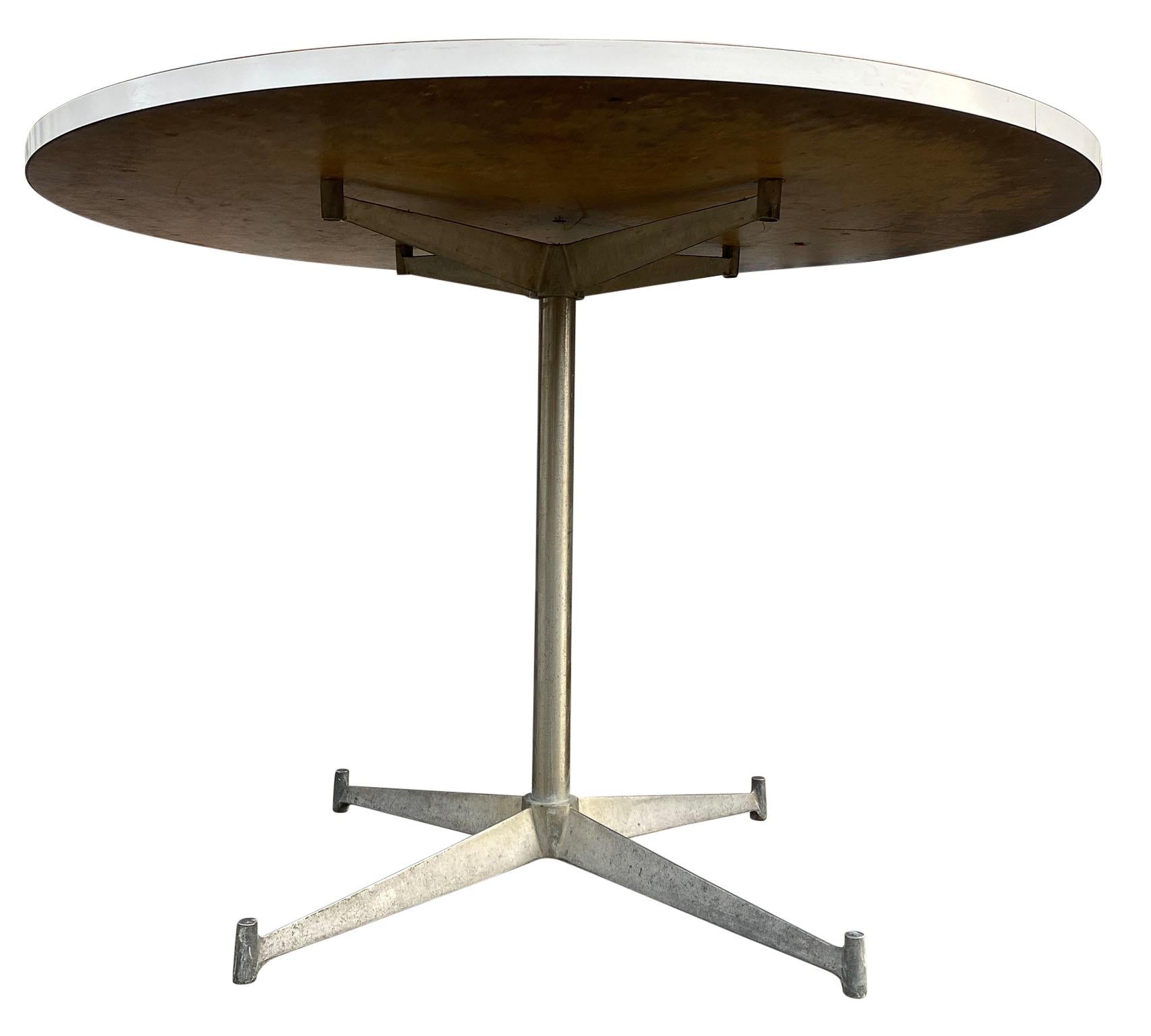 Mid-Century Modern Table de salle à manger ronde en stratifié blanc moderne du milieu du siècle dernier par Paul McCobb en vente