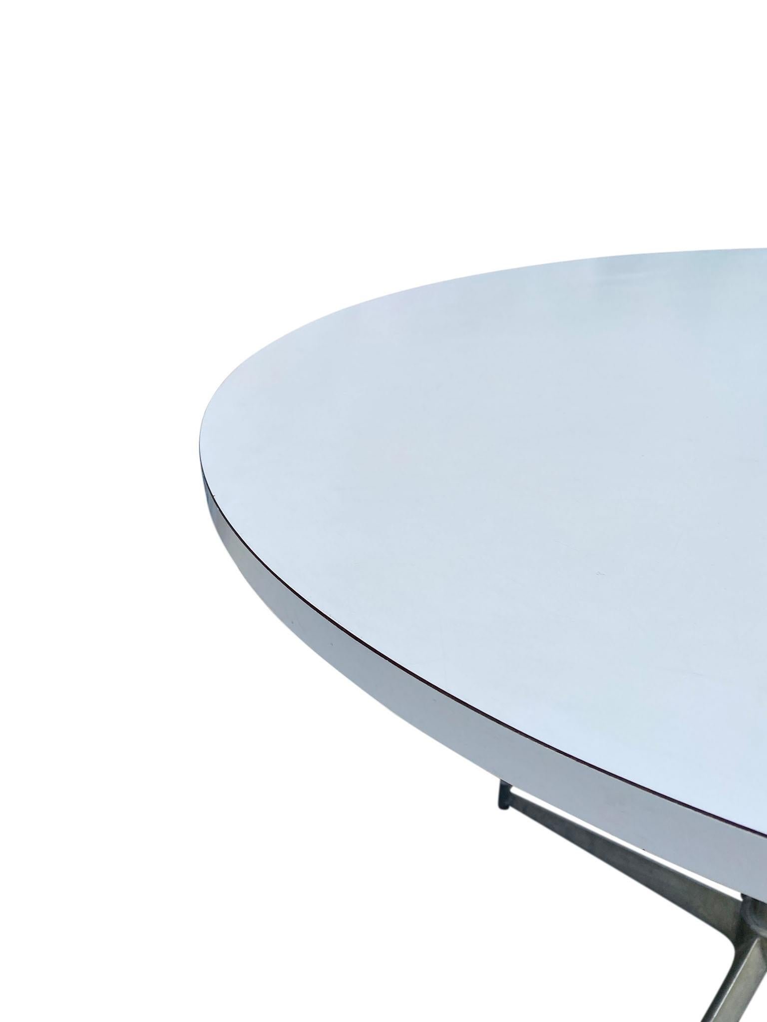 Canadien Table de salle à manger ronde en stratifié blanc moderne du milieu du siècle dernier par Paul McCobb en vente