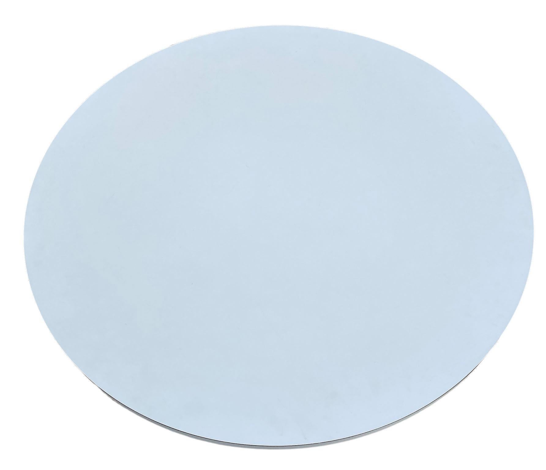Table de salle à manger ronde en stratifié blanc moderne du milieu du siècle dernier par Paul McCobb Bon état - En vente à Brooklyn, NY
