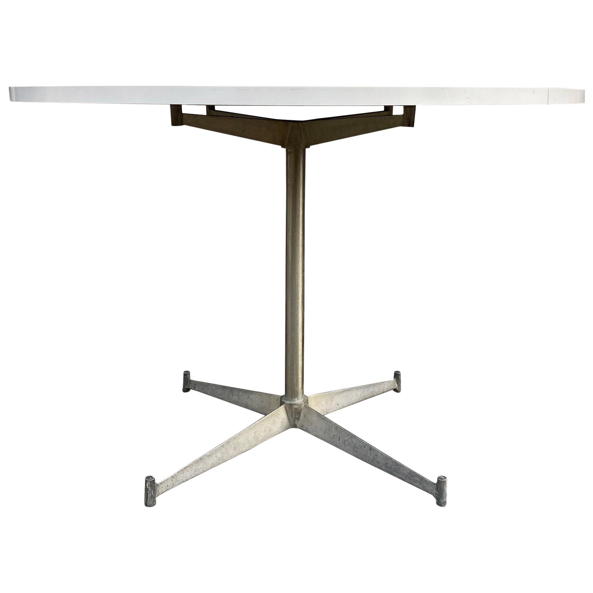 Table de salle à manger ronde en stratifié blanc moderne du milieu du siècle dernier par Paul McCobb en vente 1