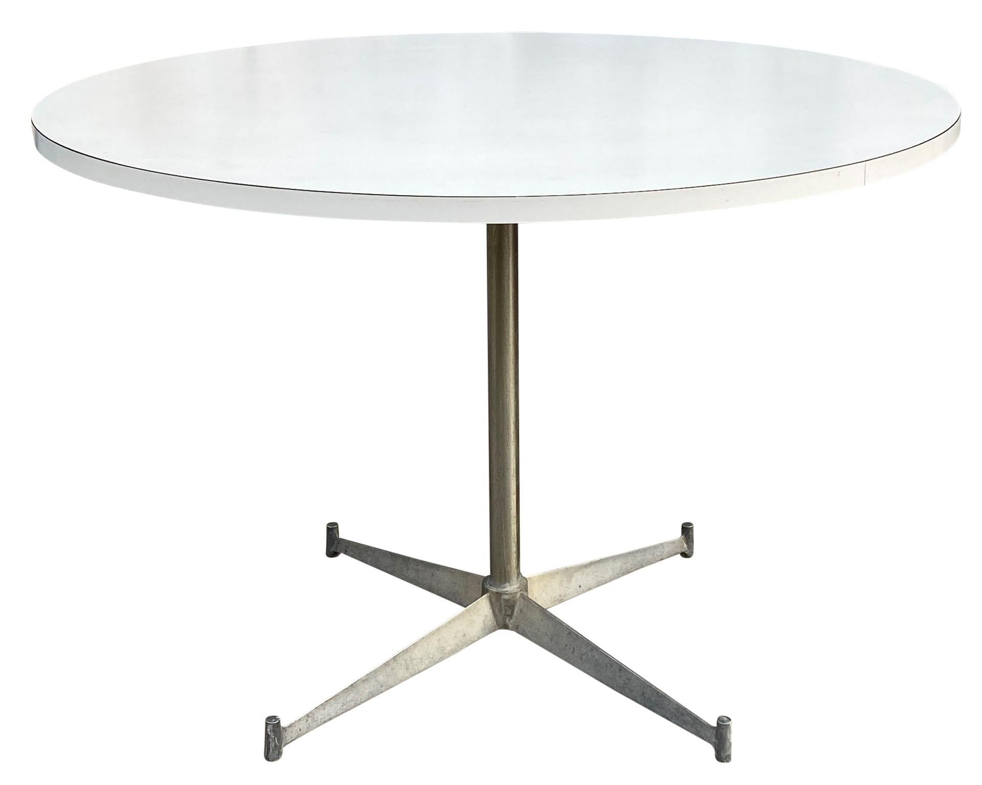 Table de salle à manger ronde en stratifié blanc moderne du milieu du siècle dernier par Paul McCobb en vente 1