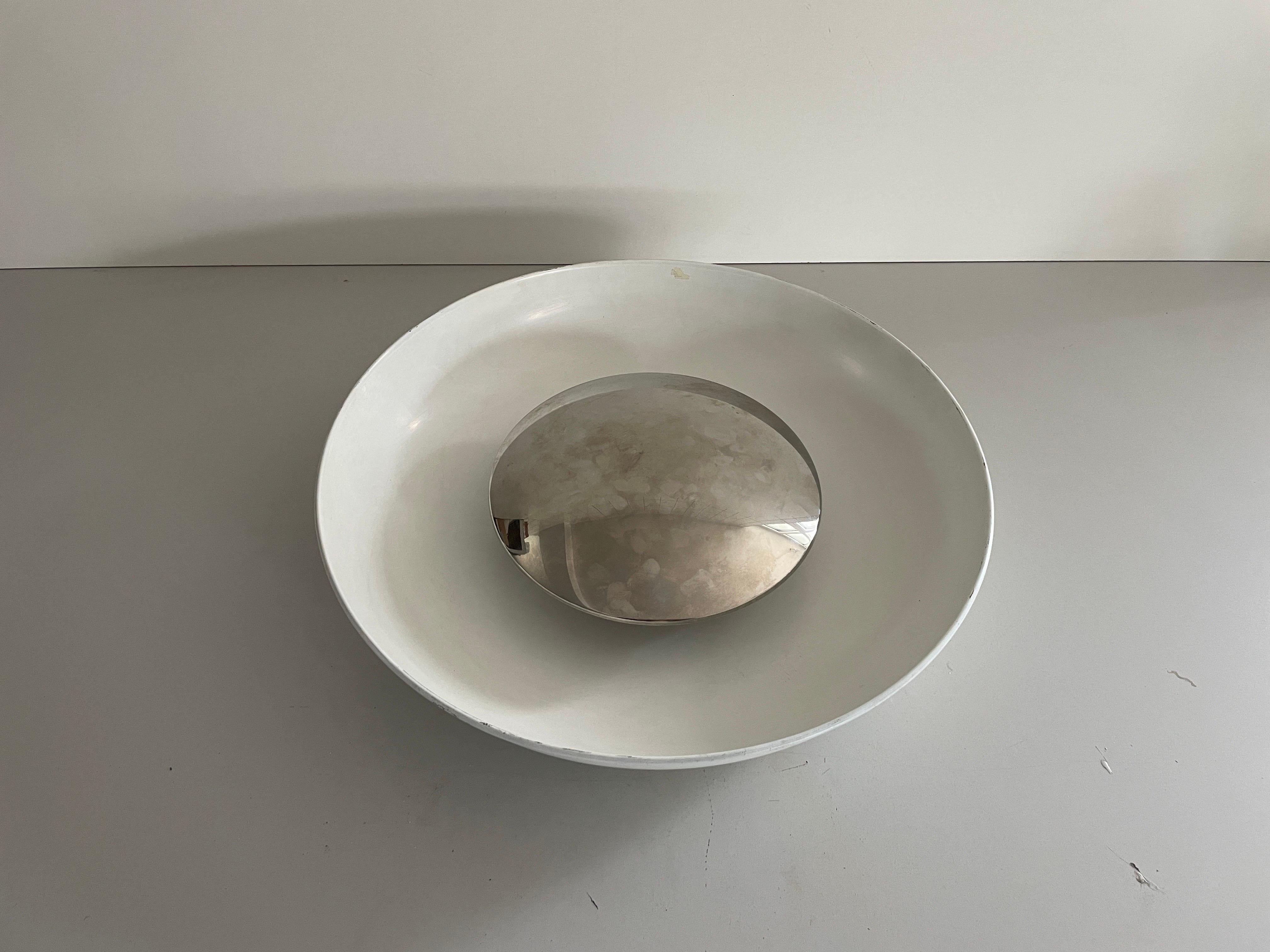 Lampada da parete o da soffitto rotonda moderna di metà secolo in metallo bianco, anni '50, Italia

Il paralume è in ottime condizioni vintage.

Questa lampada funziona con  3x lampadine E27. 
Cablato e adatto all'uso con 220V e 110V per tutti i