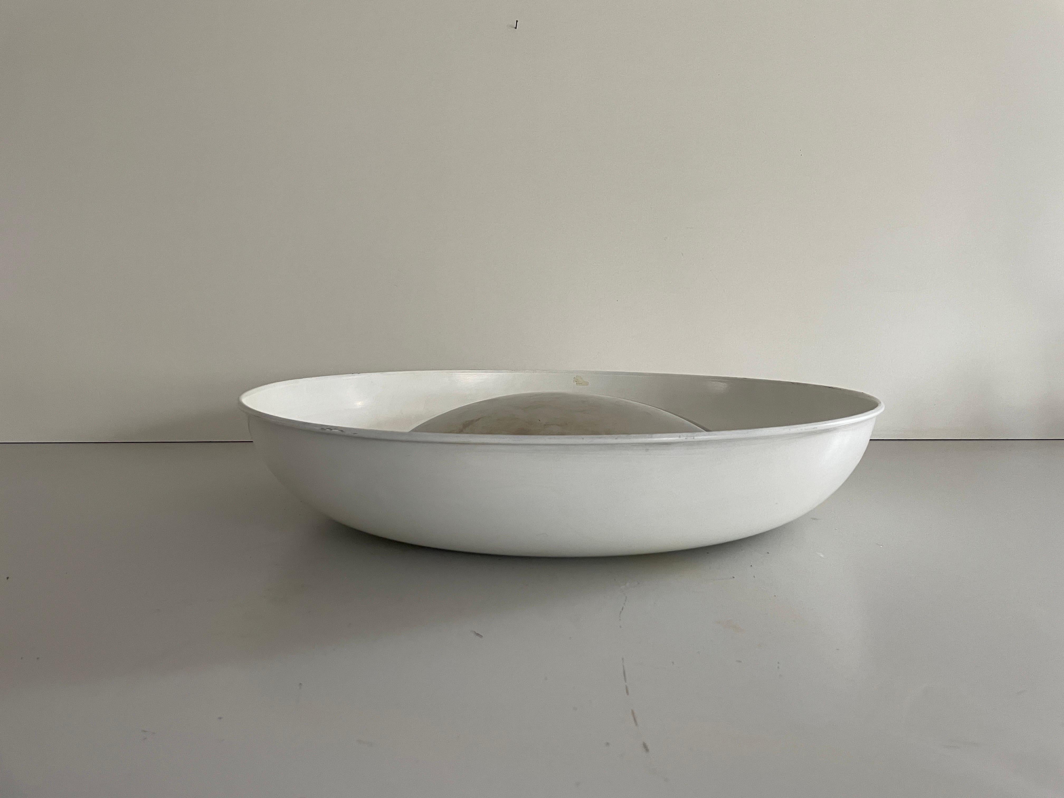 Italiano Lampada da parete o da soffitto rotonda moderna di metà secolo in metallo bianco, anni '50, Italia in vendita