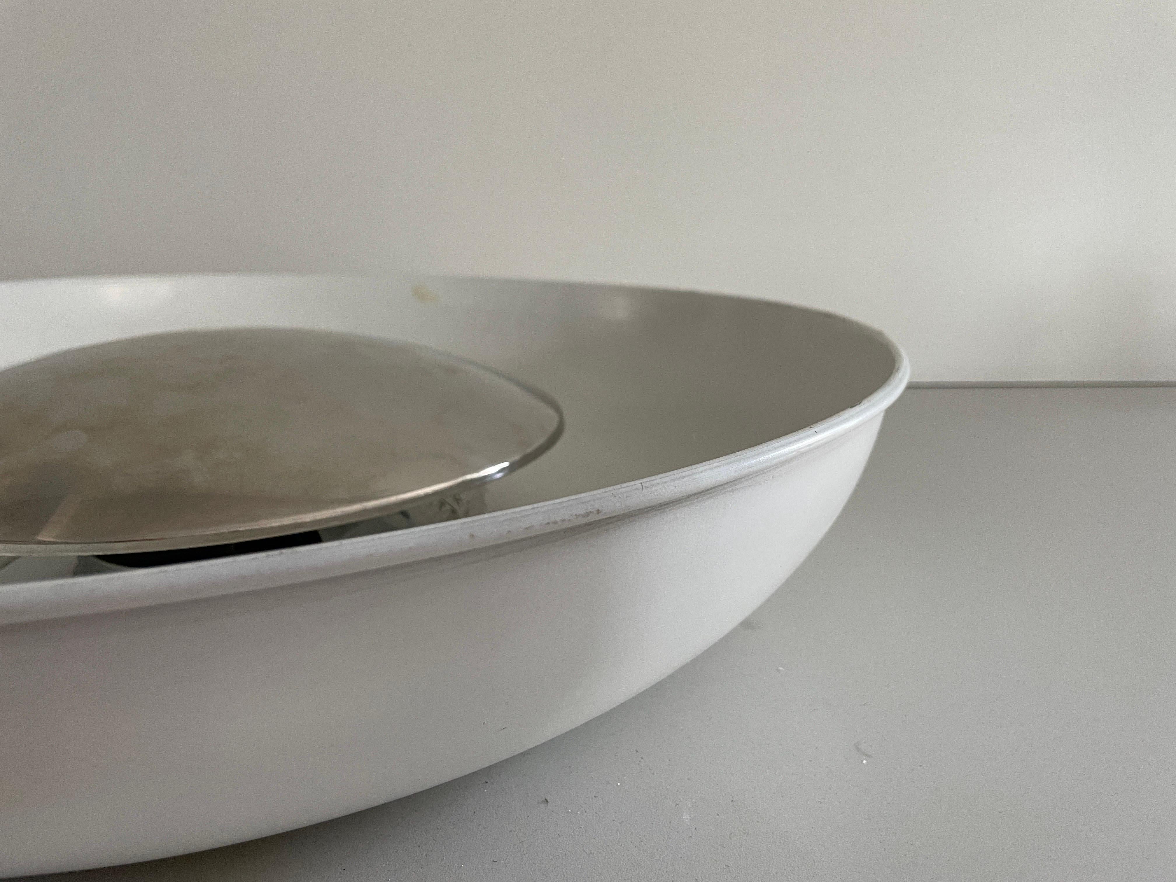 Metallo Lampada da parete o da soffitto rotonda moderna di metà secolo in metallo bianco, anni '50, Italia in vendita