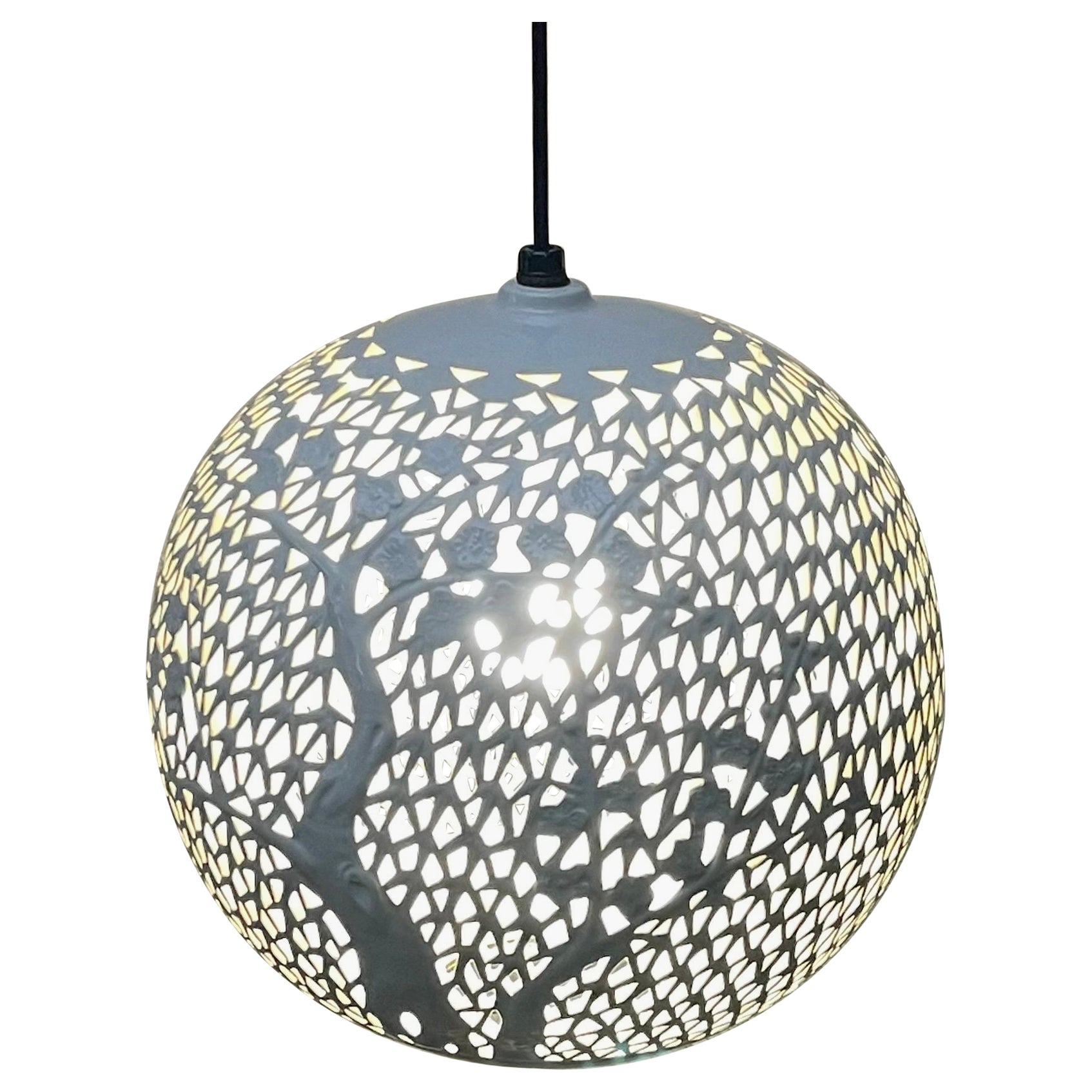 Lámpara colgante redonda de porcelana blanca moderna de mediados de siglo de Rubens Lighting, Japón en venta