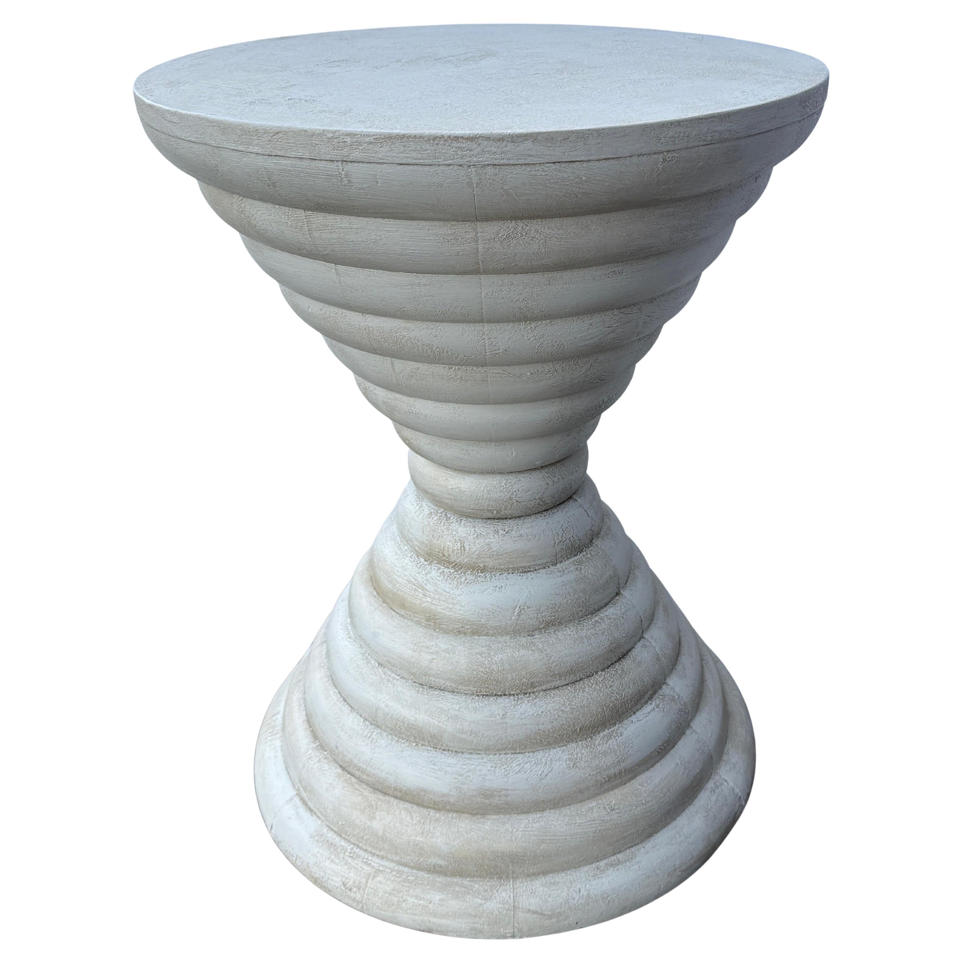 Estatua de madera redonda pintada de mediados de siglo con pedestal central