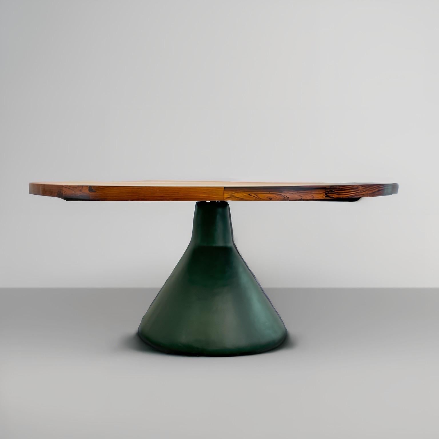 Mid-Century Modern Table de salle à manger ronde en bois et cuir de Jorge Zalszupin, années 1960 en vente