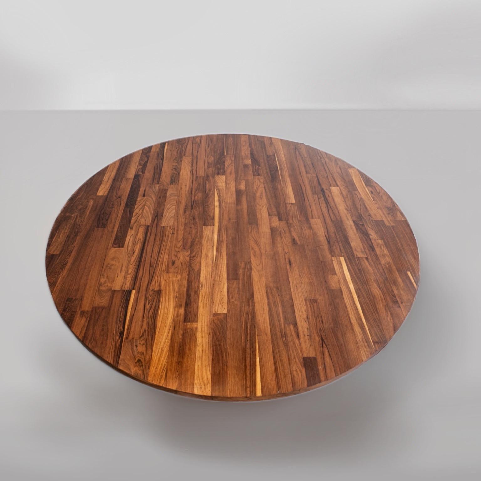 Brésilien Table de salle à manger ronde en bois et cuir de Jorge Zalszupin, années 1960 en vente