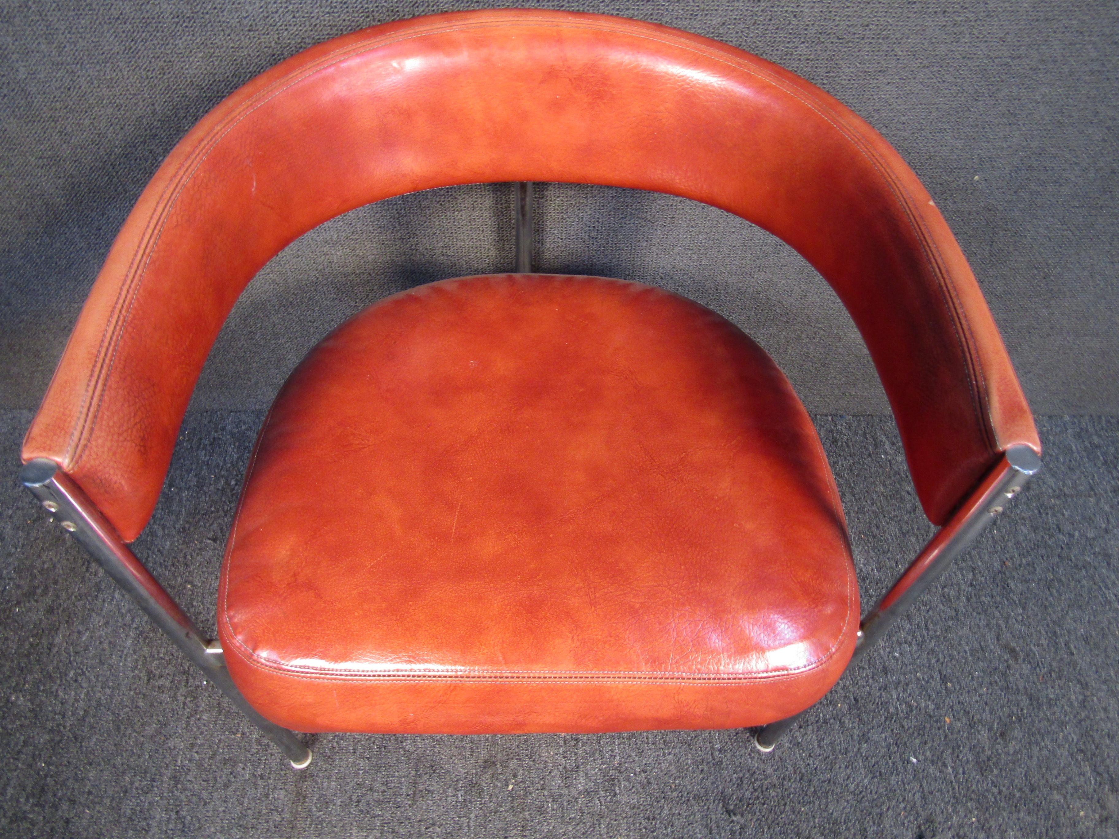 Mid-Century Modern Roundback Chair In Good Condition For Sale In Brooklyn, NY