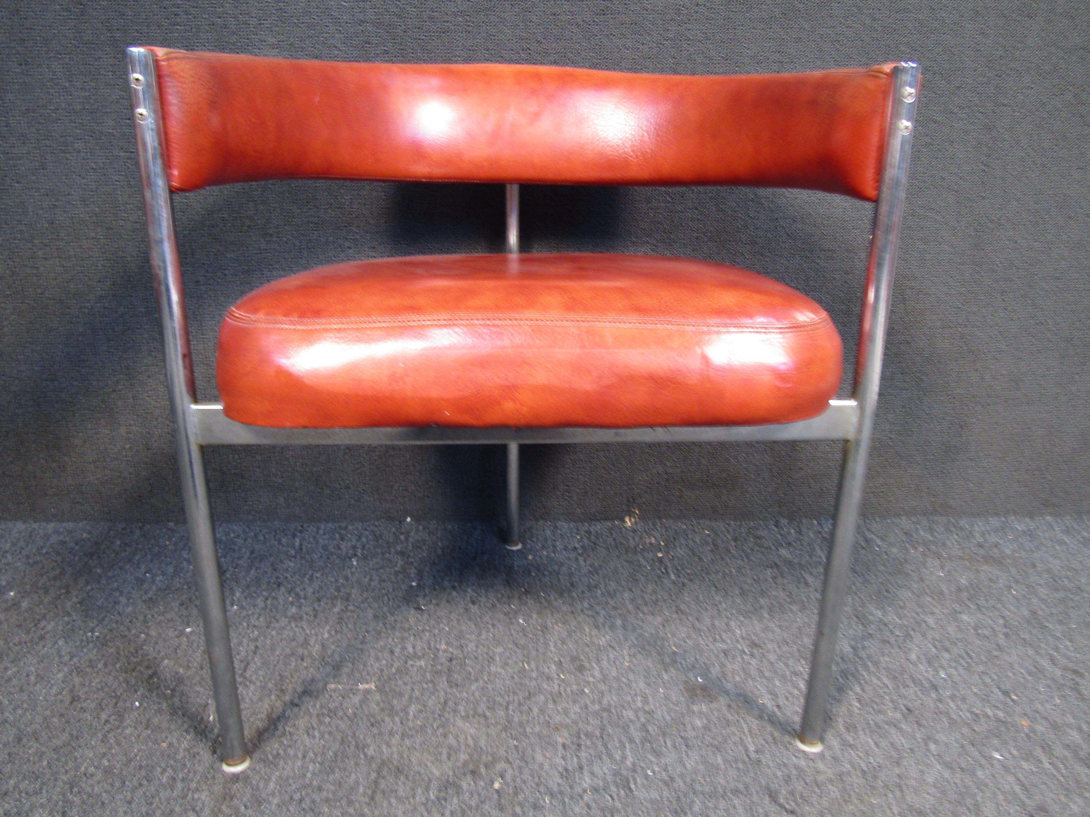 20th Century Mid-Century Modern Roundback Chair For Sale