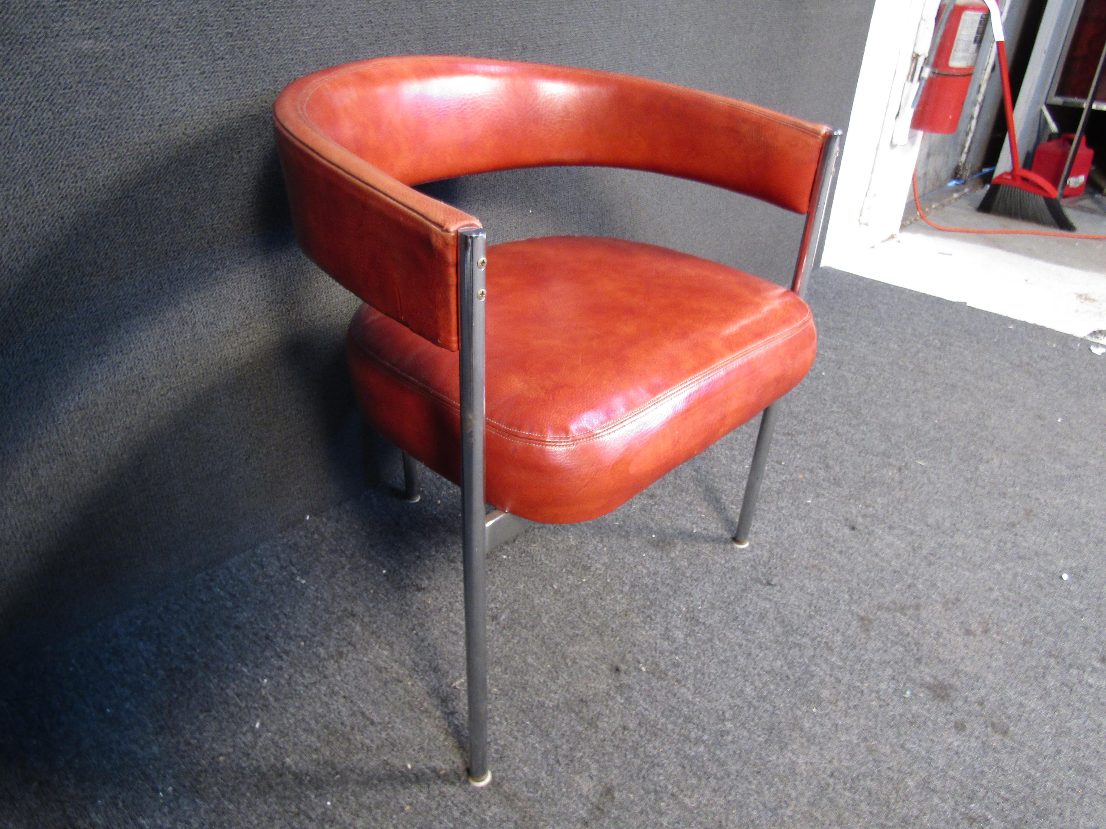 Mid-Century Modern Roundback Chair For Sale 1