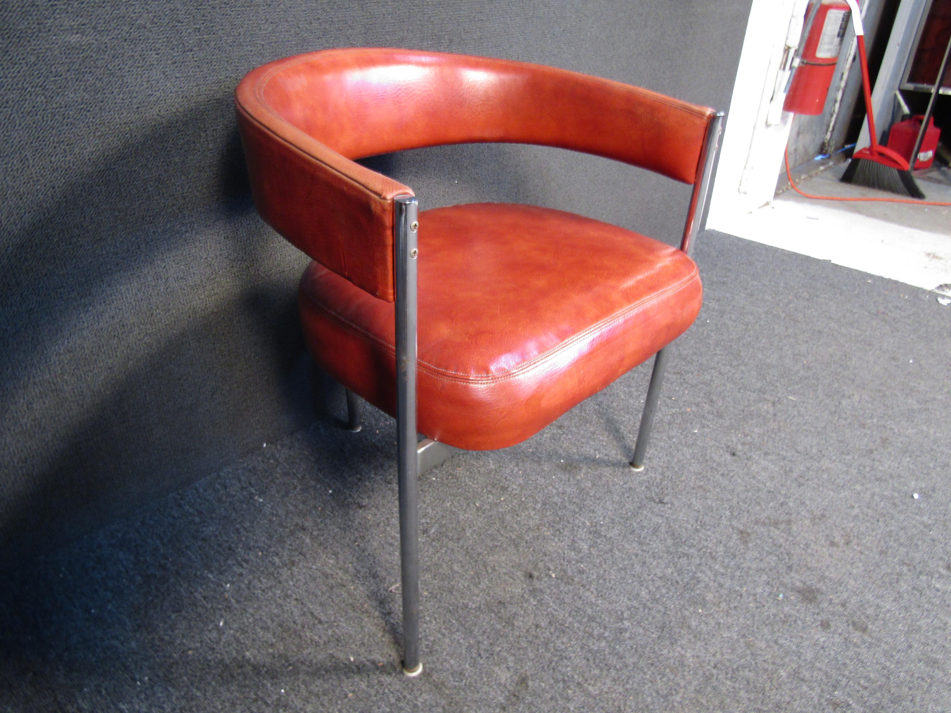Métal The Moderns Moderns Chaise à dossier arrondi en vente