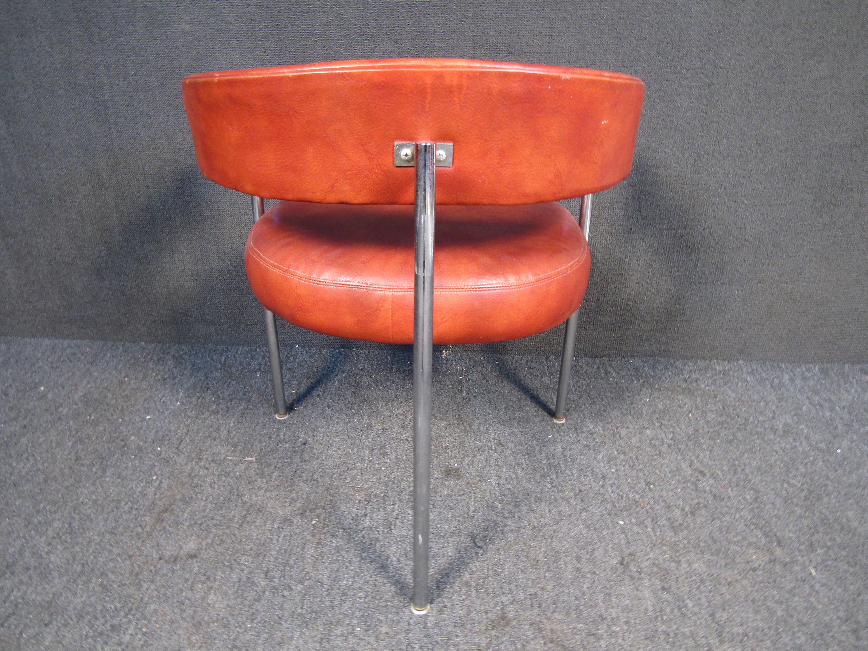 Mid-Century Modern Roundback Chair im Angebot 1