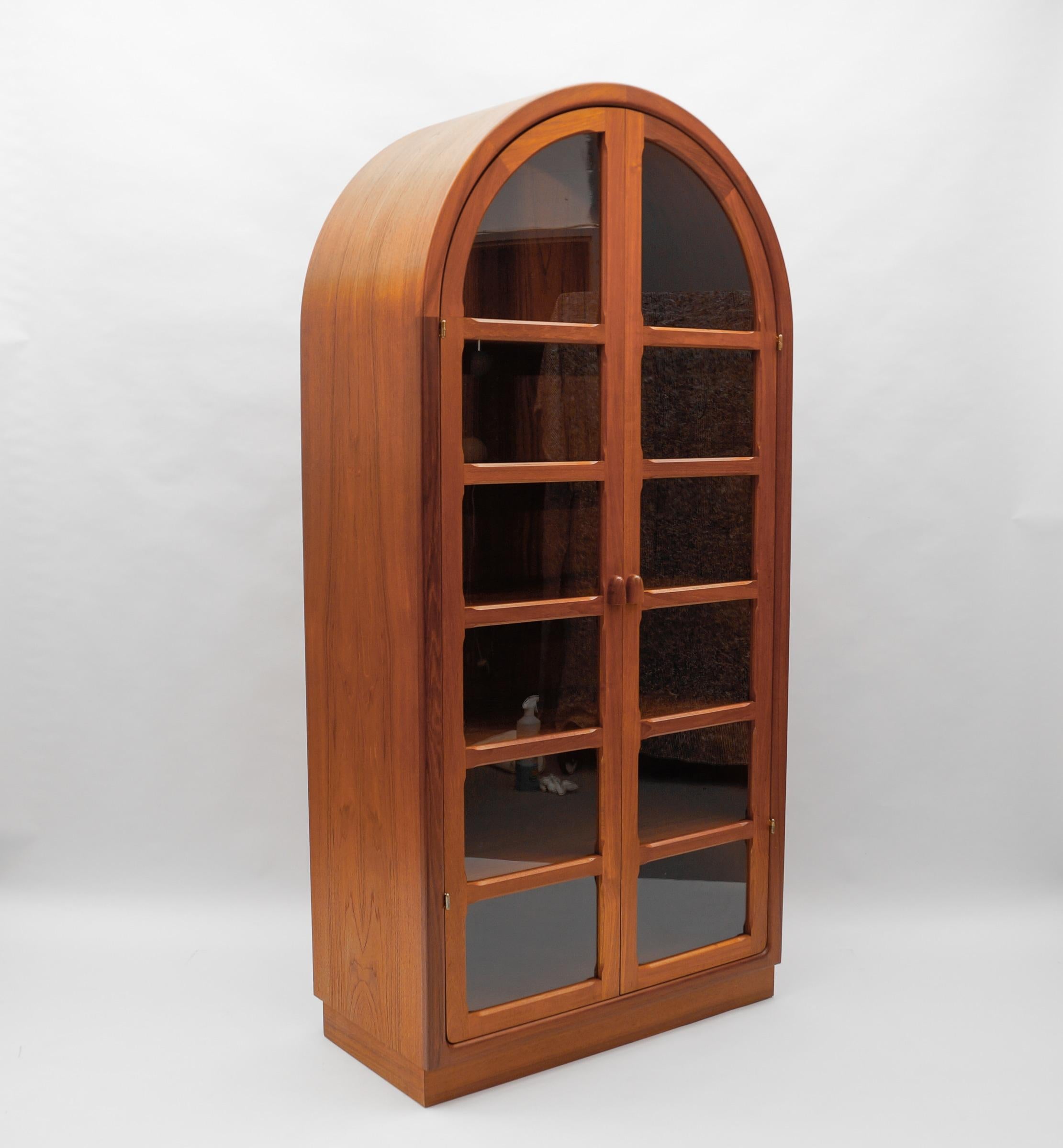 Mid-Century Modern Rounded Scandinavian Teak Wood Glass Cabinet, 1960s For Sale 9