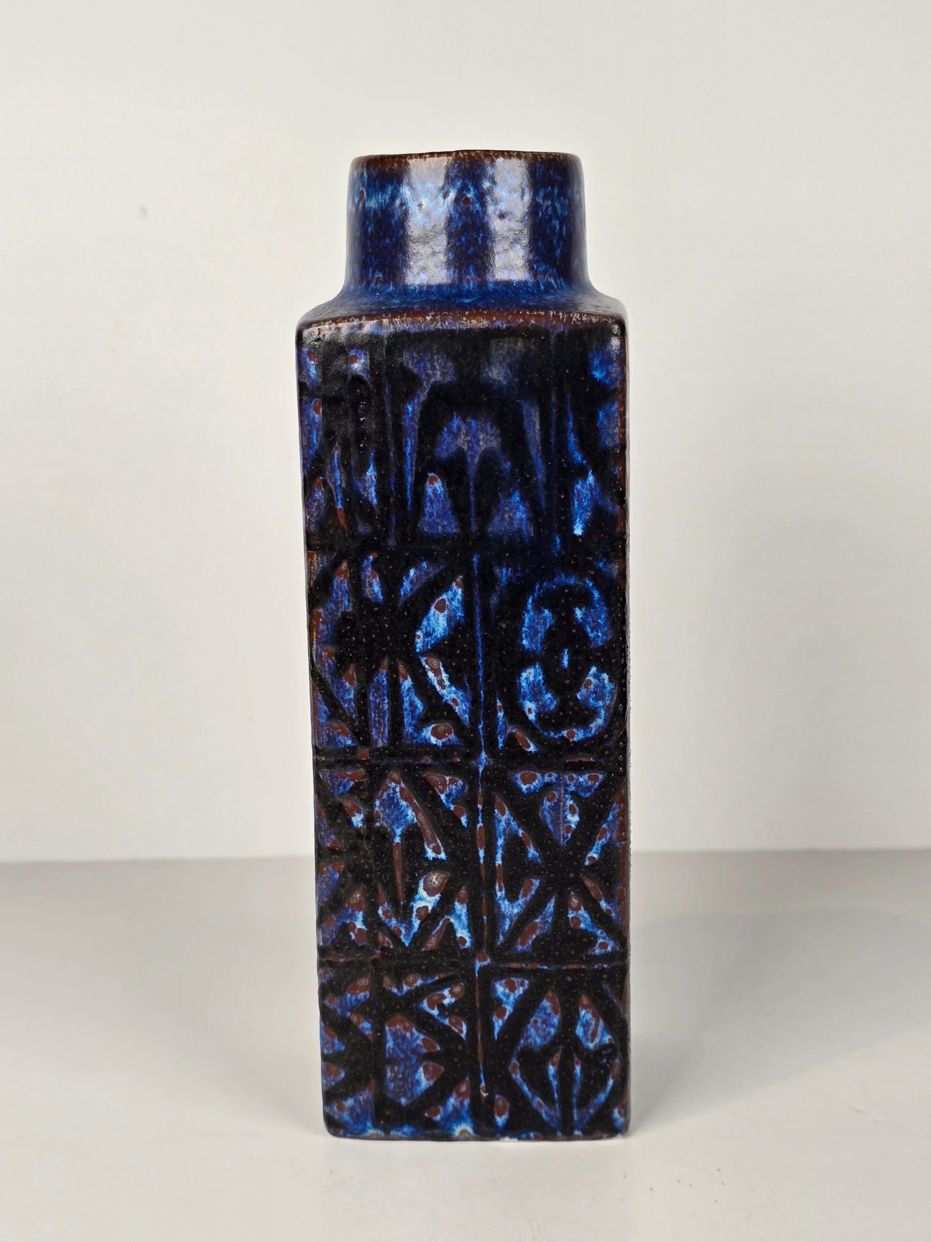 Schöne Royal Copenhagen Fayence-Vase mit dem Baca-Muster von Nils Thorsson.

Ausgezeichneter Originalzustand.   

Unterzeichnet auf der Basis.  