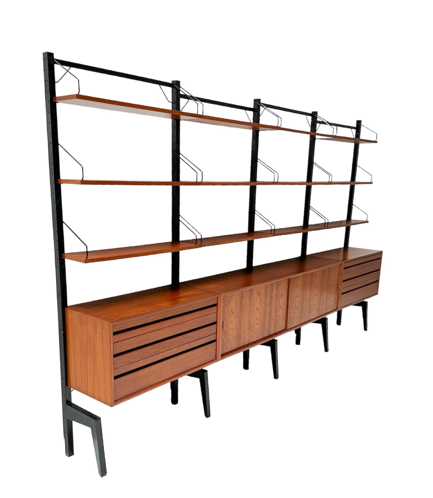Magnificent and extra large Mid-Century Modern Royal modular free standing wall unit.
Design by Poul Cadovius for Cado.
Striking Danish design from the 1960s.
This extra large Mid-Century Modern Royal wall unit consists of:
five black lacquered