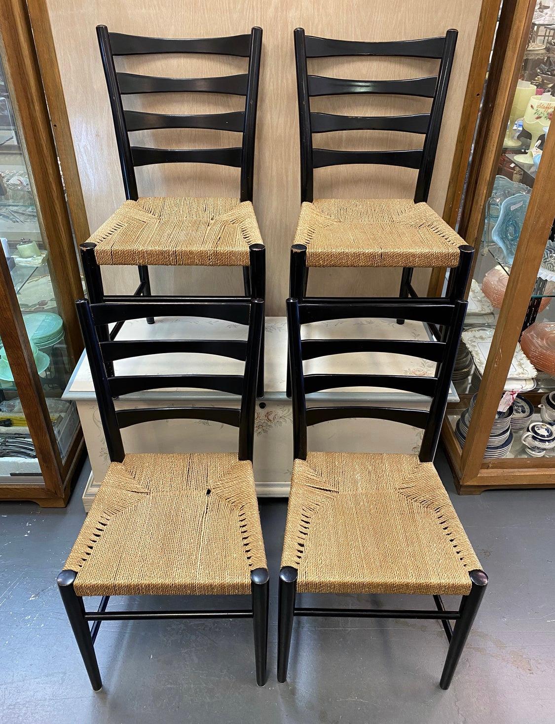 Wunderschönes Vintage-Set aus 4 skandinavischen, schwarz lackierten, seilgeflochtenen Esszimmerstühlen aus der Mitte des Jahrhunderts, hergestellt in Schweden von Royal Sweden. Diese Stühle mit Leiterrücken sind in ihrer ganzen skandinavischen