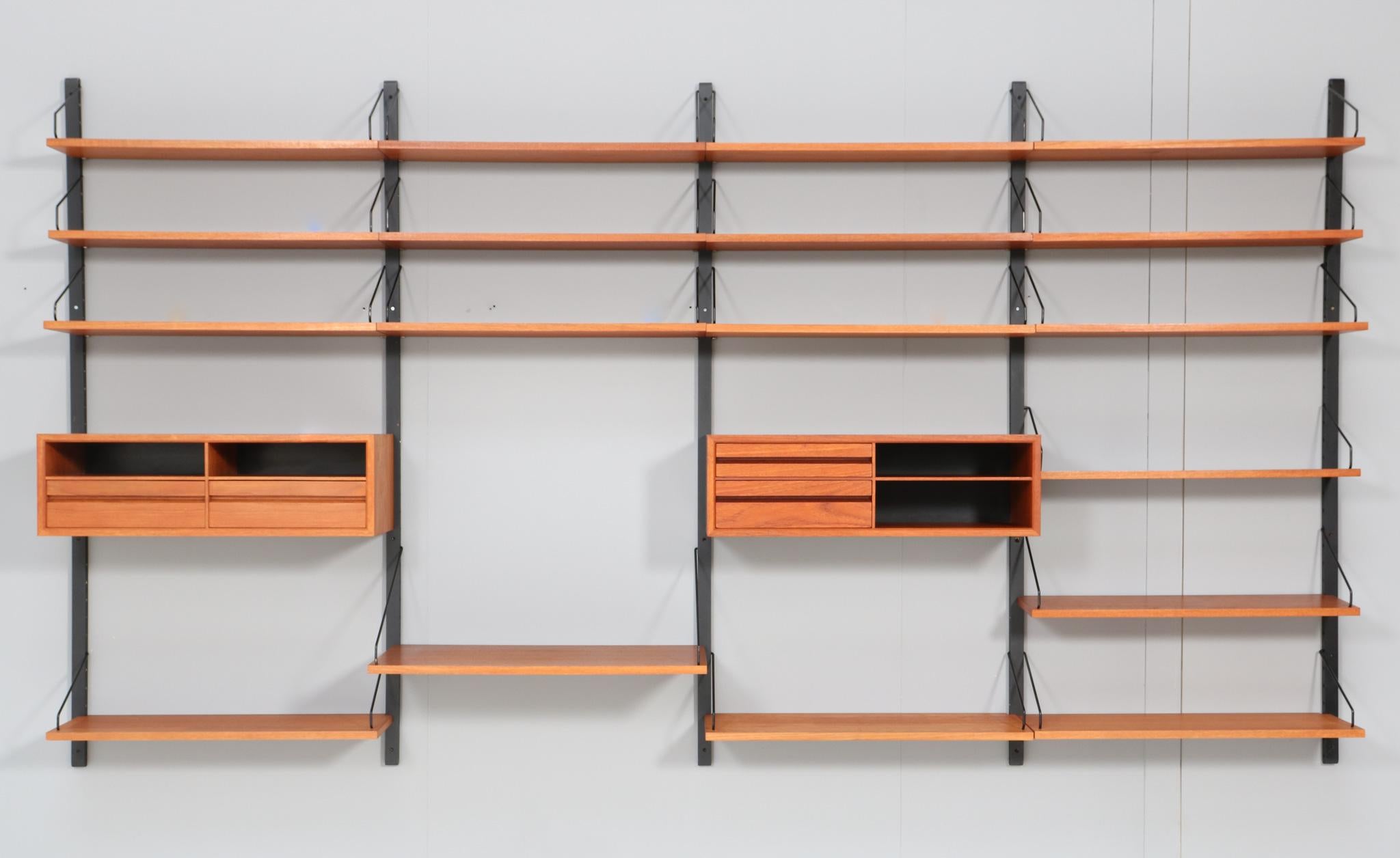 Funky and elegant Mid-Century Modern Royal modular wall unit.
Design by Poul Cadovius for Cado.
Striking Danish design from the 1960s.
This large teak Mid-Century Modern Royal modular wall unit by Poul Cadovius for Cado consists of:
Five black