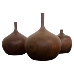 Moderne du milieu du siècle Rude Osolnik Ensemble de 3 vases en bois de noyer sculpté Signé