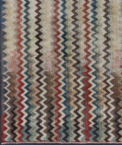 Türkischer Mid-Century Modern Teppich mit mehrfarbigem Zigzag-Muster in Rot und Blau